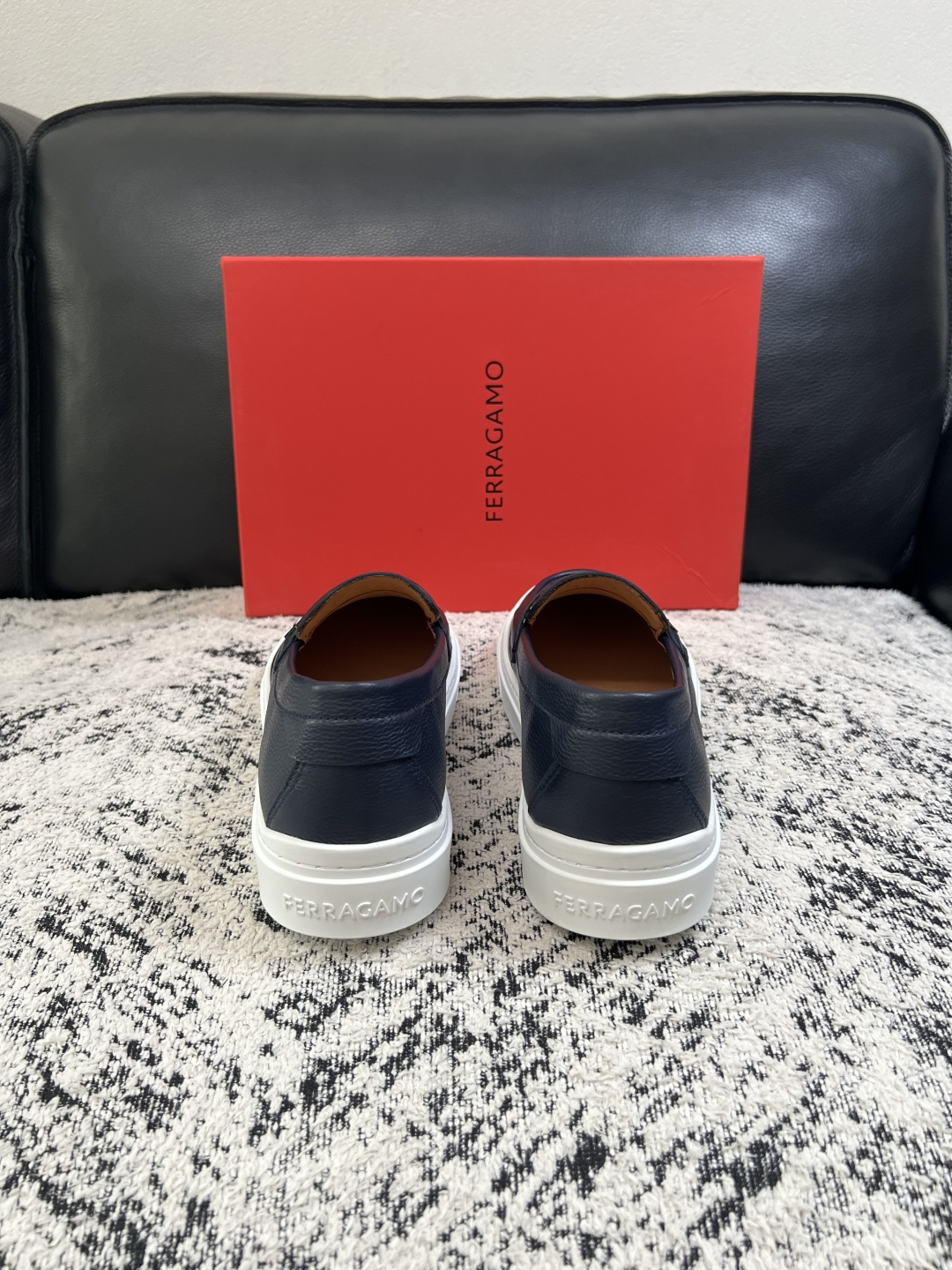 Ferragamo  高品质  顶级工艺品  菲拉格慕   专柜同步发售原厂配置，意大利进口原版牛皮，进口水染牛里 ，鞋