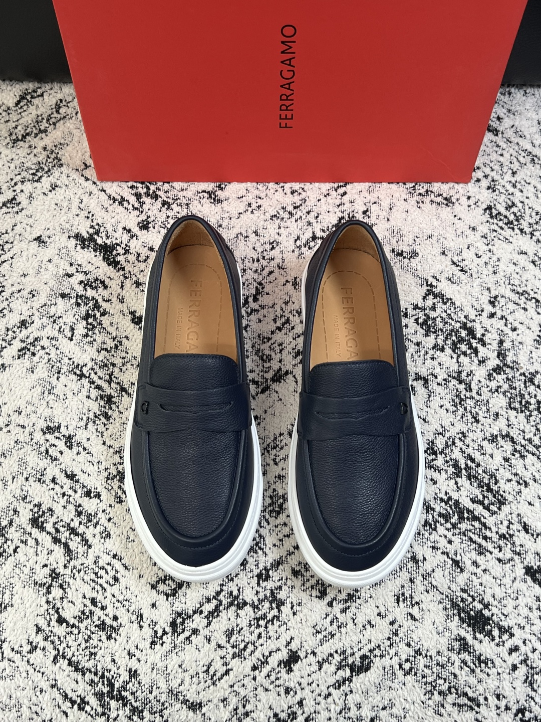 Ferragamo  高品质  顶级工艺品  菲拉格慕   专柜同步发售原厂配置，意大利进口原版牛皮，进口水染牛里 ，鞋
