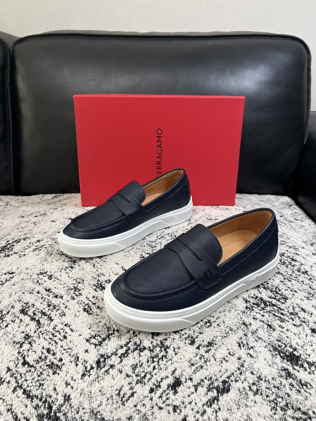 Ferragamo  高品质  顶级工艺品  菲拉格慕   专柜同步发售原厂配置，意大利进口原版牛皮，进口水染牛里 ，鞋