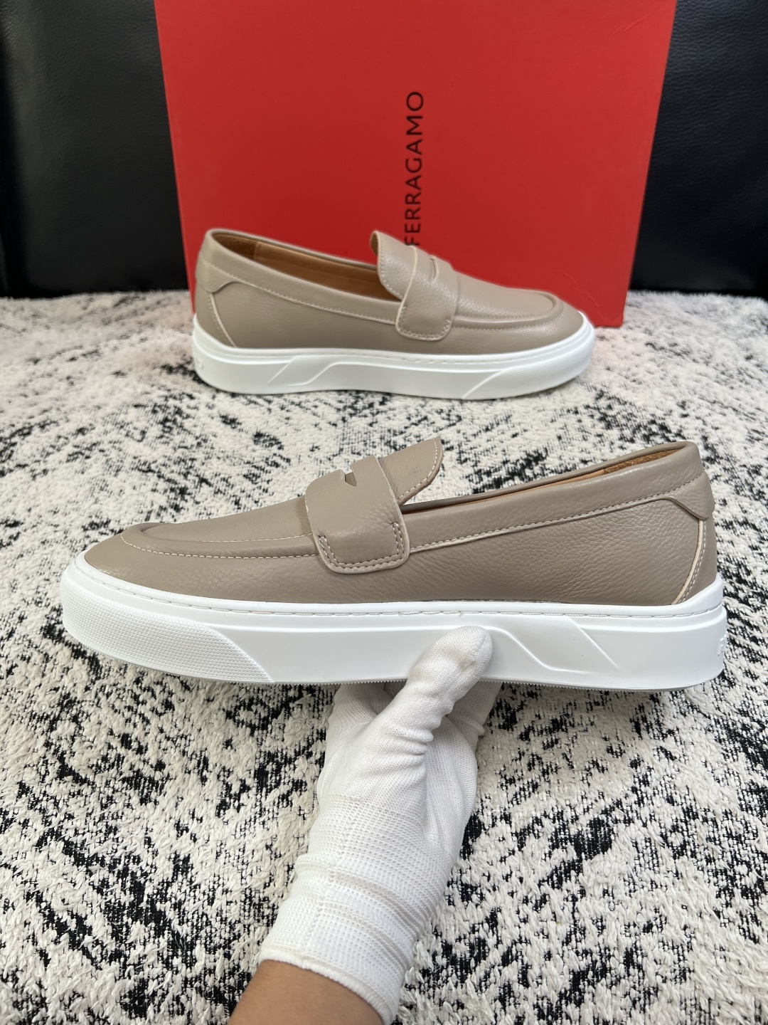 Ferragamo  高品质  顶级工艺品  菲拉格慕   专柜同步发售原厂配置，意大利进口原版牛皮，进口水染牛里 ，鞋