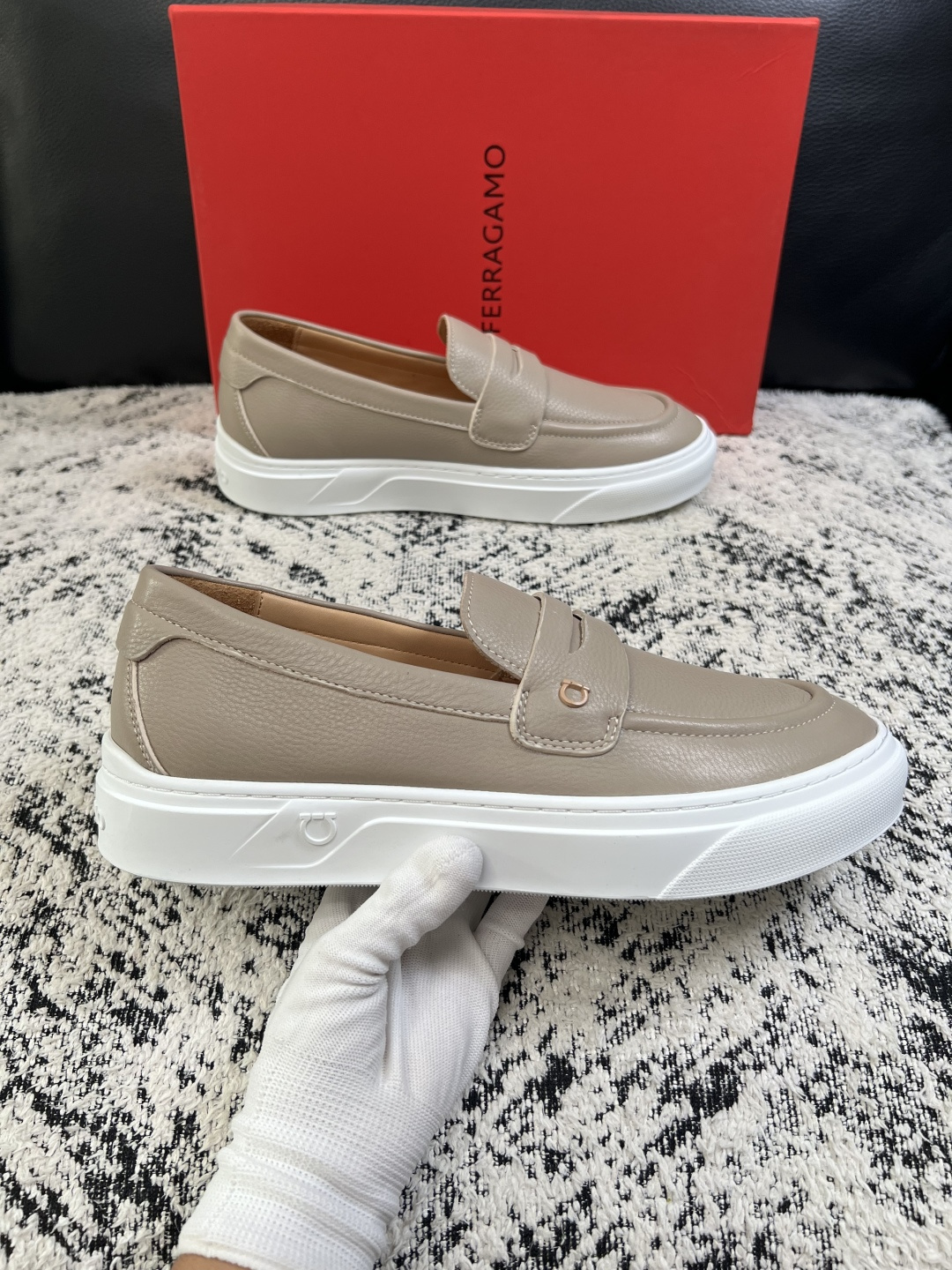 Ferragamo  高品质  顶级工艺品  菲拉格慕   专柜同步发售原厂配置，意大利进口原版牛皮，进口水染牛里 ，鞋