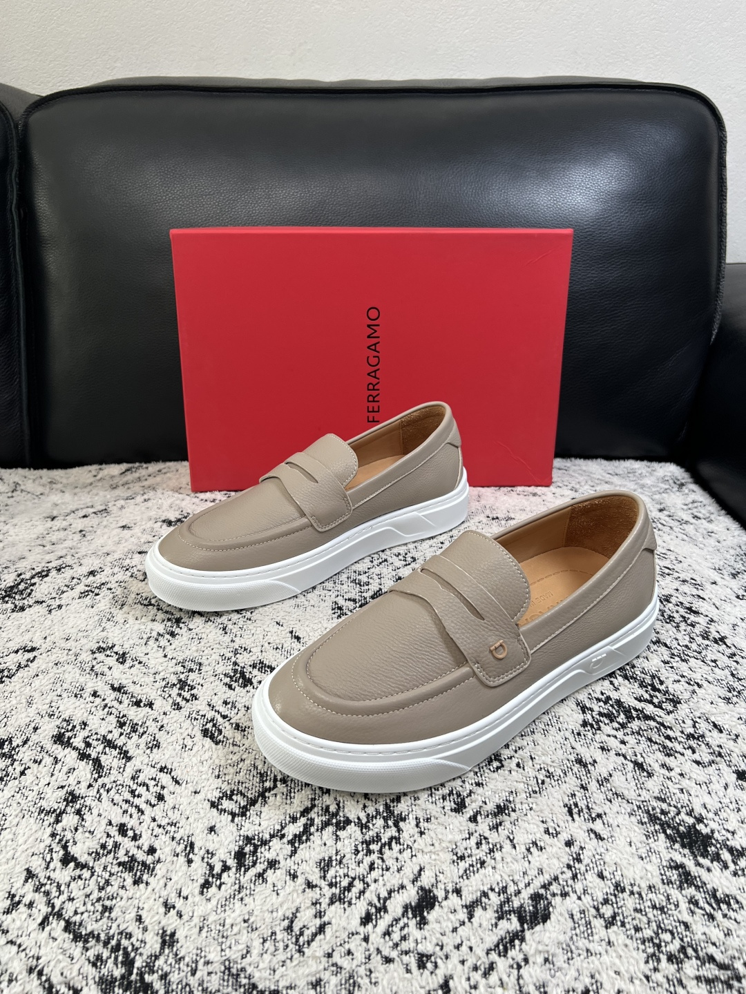 Ferragamo  高品质  顶级工艺品  菲拉格慕   专柜同步发售原厂配置，意大利进口原版牛皮，进口水染牛里 ，鞋