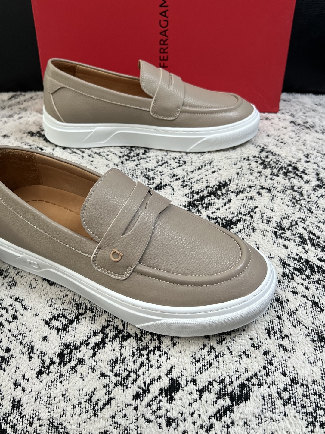 Ferragamo  高品质  顶级工艺品  菲拉格慕   专柜同步发售原厂配置，意大利进口原版牛皮，进口水染牛里 ，鞋