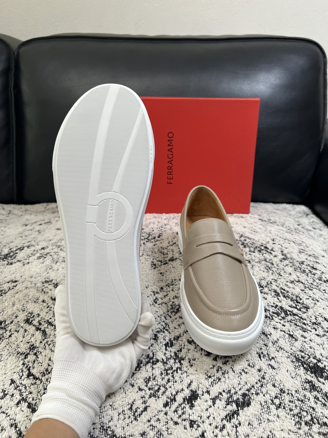 Ferragamo  高品质  顶级工艺品  菲拉格慕   专柜同步发售原厂配置，意大利进口原版牛皮，进口水染牛里 ，鞋