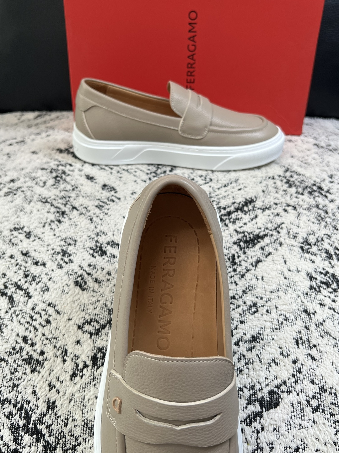 Ferragamo  高品质  顶级工艺品  菲拉格慕   专柜同步发售原厂配置，意大利进口原版牛皮，进口水染牛里 ，鞋
