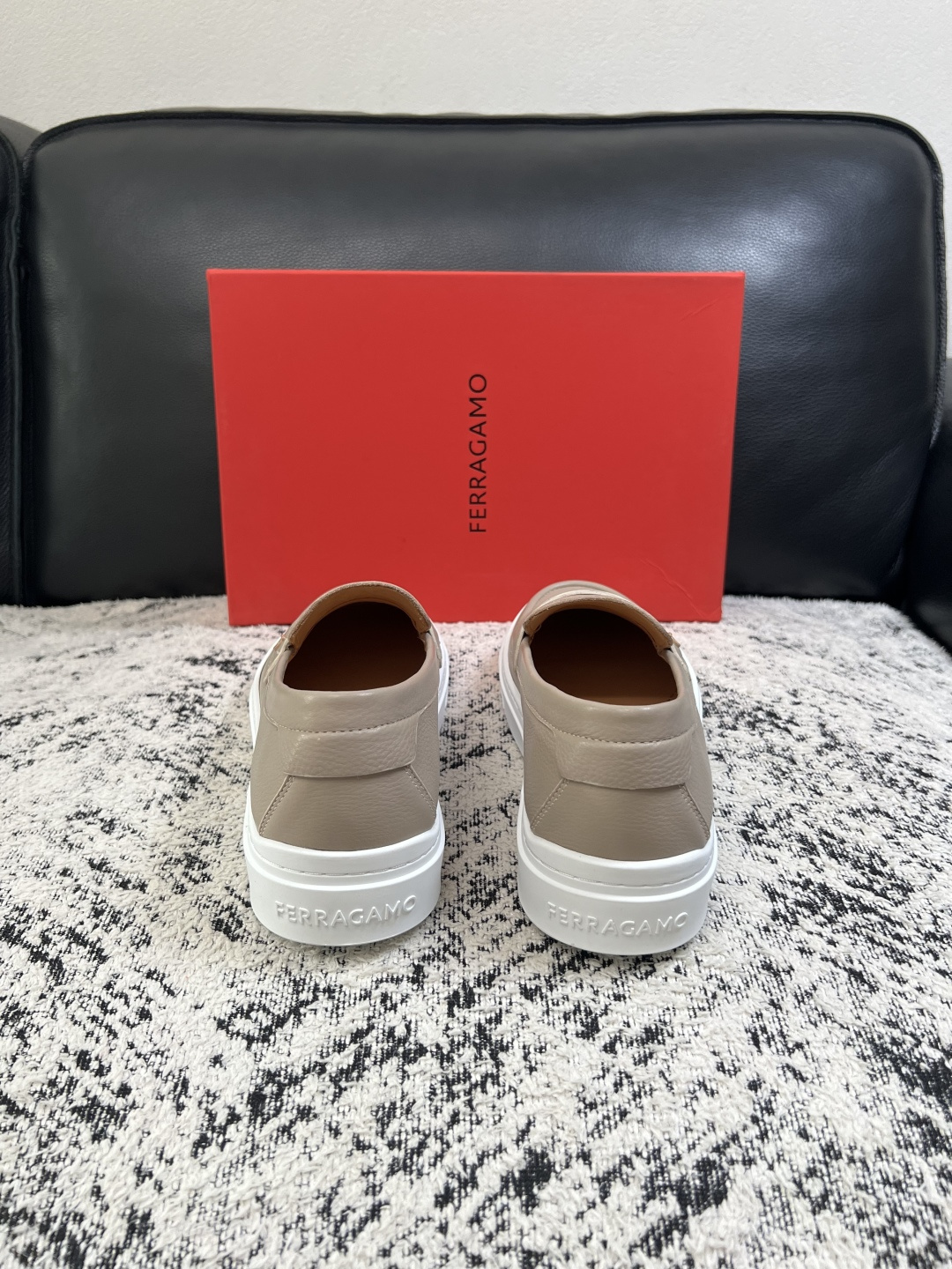 Ferragamo  高品质  顶级工艺品  菲拉格慕   专柜同步发售原厂配置，意大利进口原版牛皮，进口水染牛里 ，鞋
