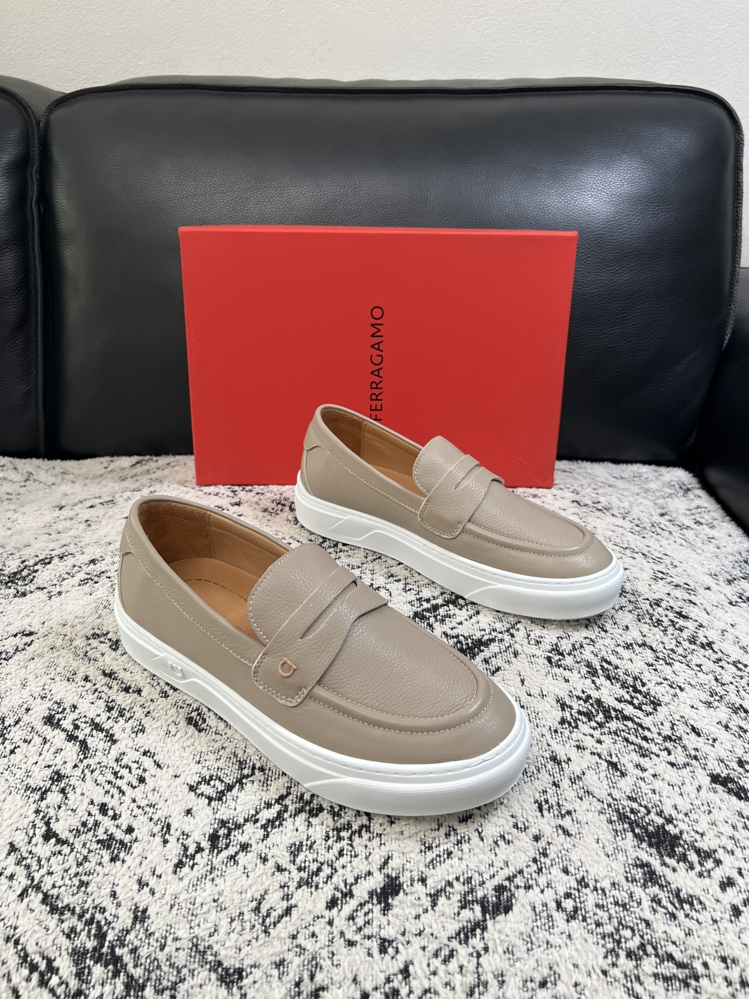 Ferragamo  高品质  顶级工艺品  菲拉格慕   专柜同步发售原厂配置，意大利进口原版牛皮，进口水染牛里 ，鞋