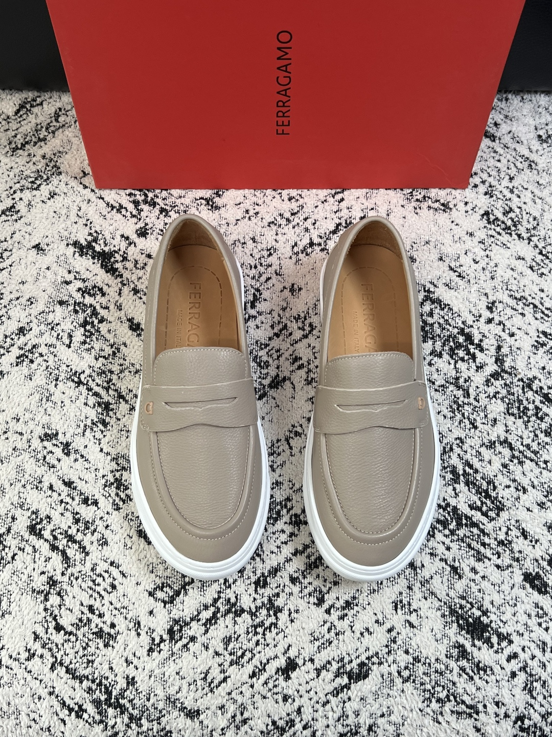 Ferragamo  高品质  顶级工艺品  菲拉格慕   专柜同步发售原厂配置，意大利进口原版牛皮，进口水染牛里 ，鞋