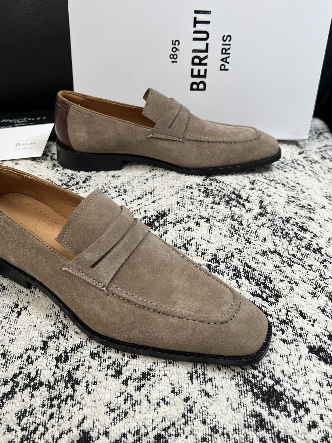 Berluti  高品质  顶级工艺品  布鲁提 专柜同步发售原厂配置，意大利进口牛皮面料，全进口水染牛皮里垫，鞋底：原