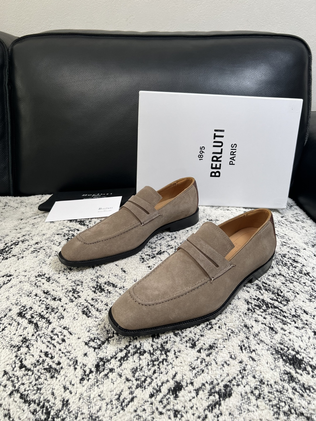 Berluti  高品质  顶级工艺品  布鲁提 专柜同步发售原厂配置，意大利进口牛皮面料，全进口水染牛皮里垫，鞋底：原