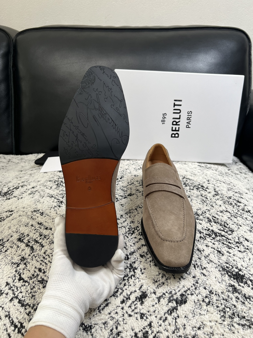 Berluti  高品质  顶级工艺品  布鲁提 专柜同步发售原厂配置，意大利进口牛皮面料，全进口水染牛皮里垫，鞋底：原