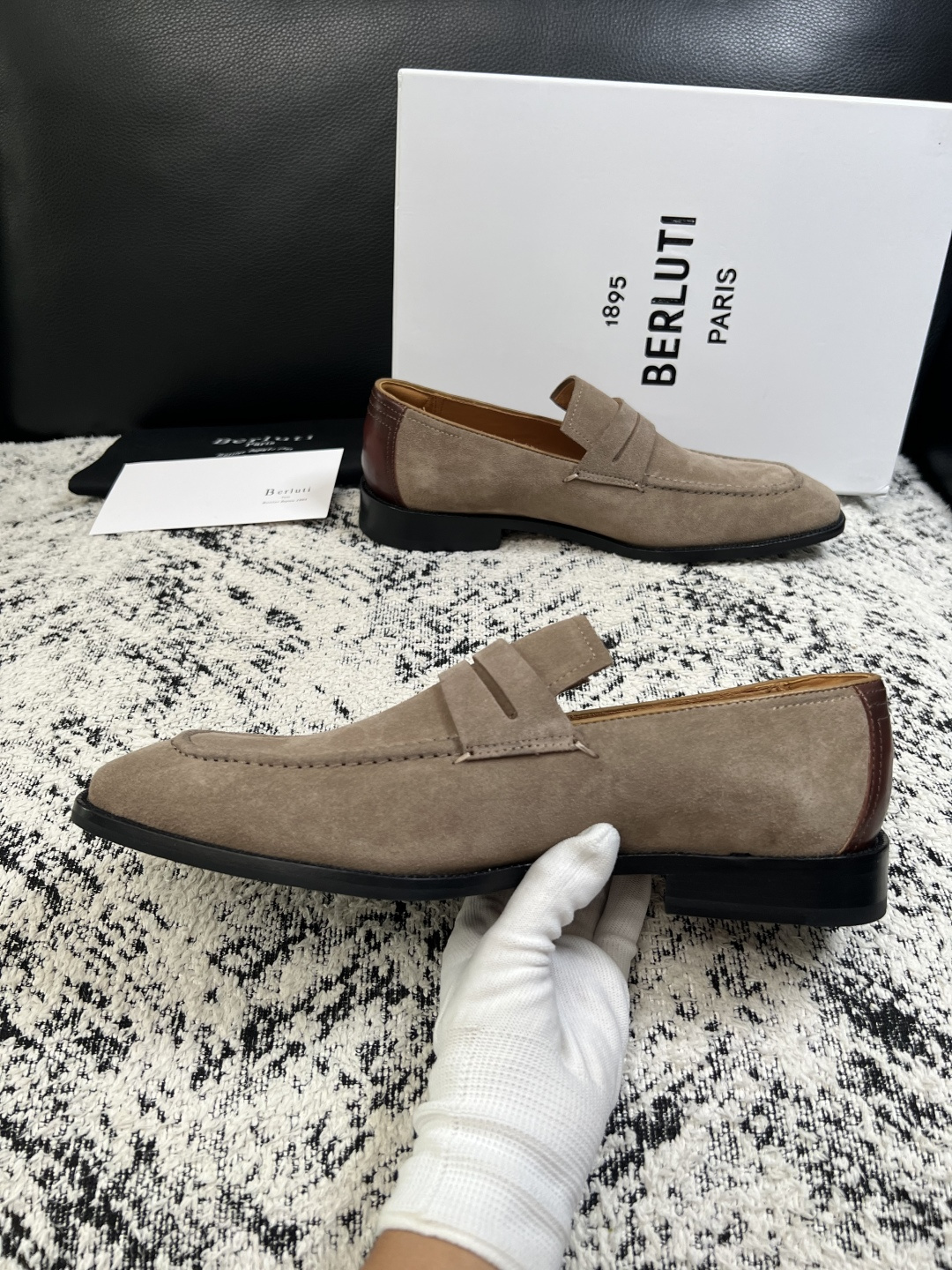 Berluti  高品质  顶级工艺品  布鲁提 专柜同步发售原厂配置，意大利进口牛皮面料，全进口水染牛皮里垫，鞋底：原