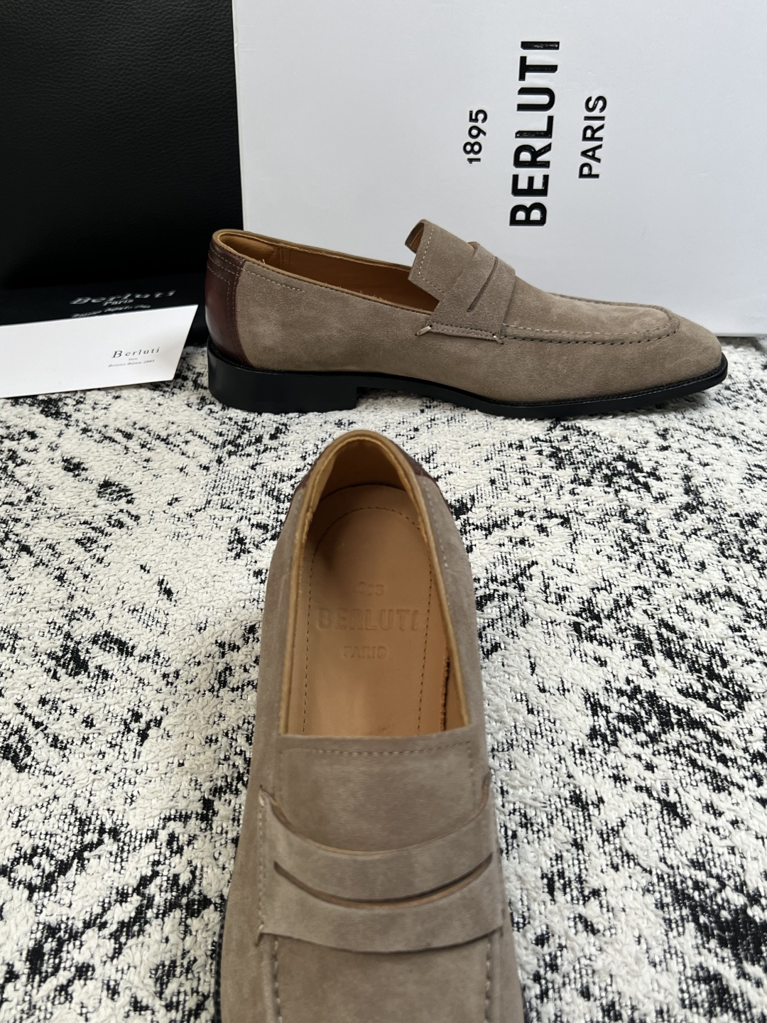 Berluti  高品质  顶级工艺品  布鲁提 专柜同步发售原厂配置，意大利进口牛皮面料，全进口水染牛皮里垫，鞋底：原