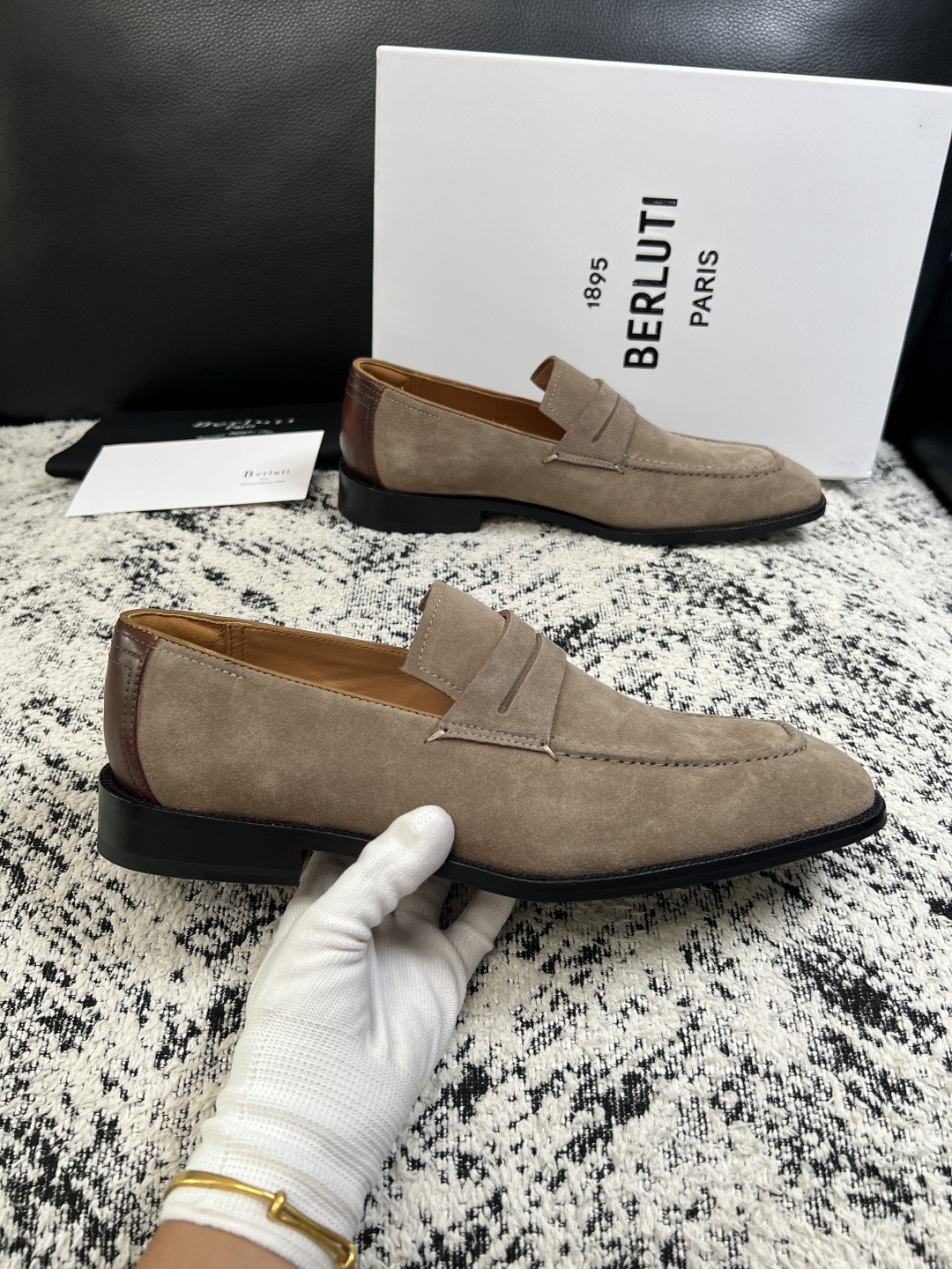 Berluti  高品质  顶级工艺品  布鲁提 专柜同步发售原厂配置，意大利进口牛皮面料，全进口水染牛皮里垫，鞋底：原