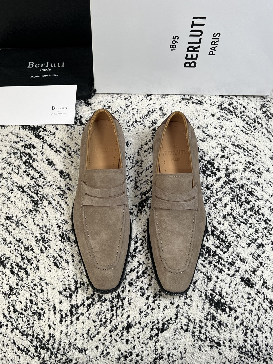 Berluti  高品质  顶级工艺品  布鲁提 专柜同步发售原厂配置，意大利进口牛皮面料，全进口水染牛皮里垫，鞋底：原