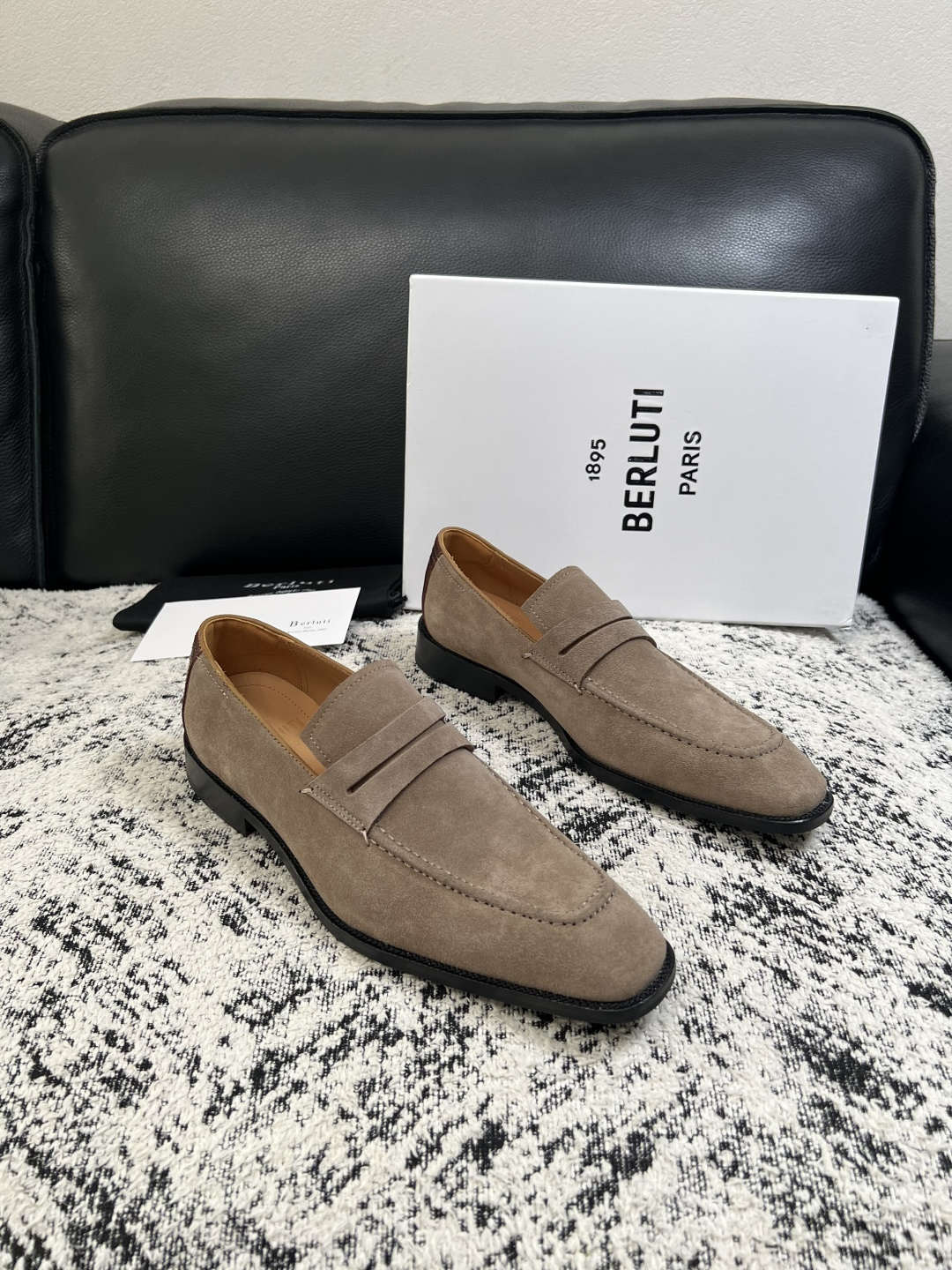 Berluti 高品质 顶级工艺品 布鲁提 专柜同步发售原厂配置,意大利进口牛皮面料,全进口水染牛皮里垫,鞋底:原 Berluti 高品质 顶级工艺品 布鲁提 专柜同步发售原厂配置,意大利进口牛皮面料,全进口水染牛皮里垫,鞋底:原