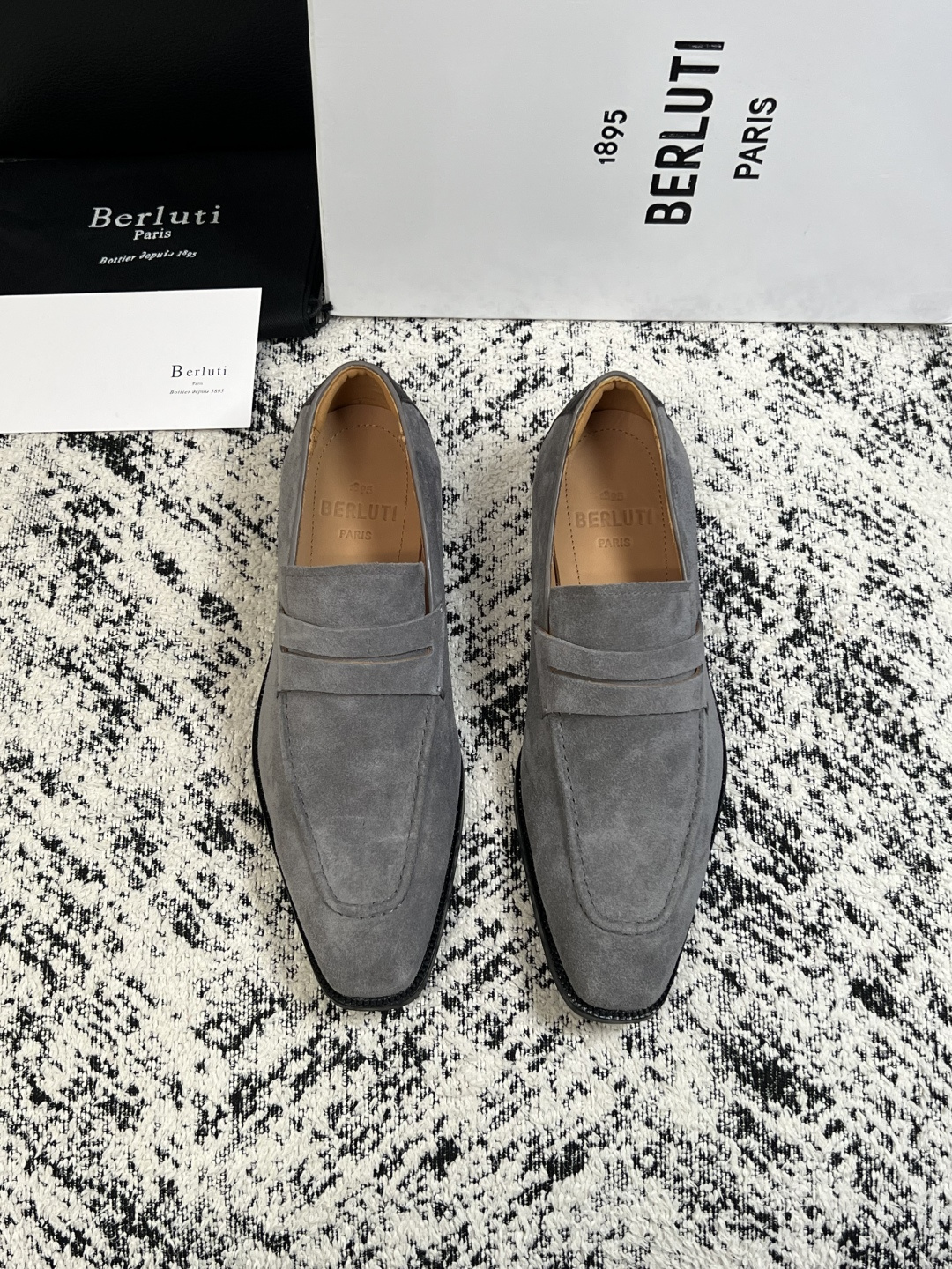 Berluti  高品质  顶级工艺品  布鲁提 专柜同步发售原厂配置，意大利进口牛皮面料，全进口水染牛皮里垫，鞋底：原
