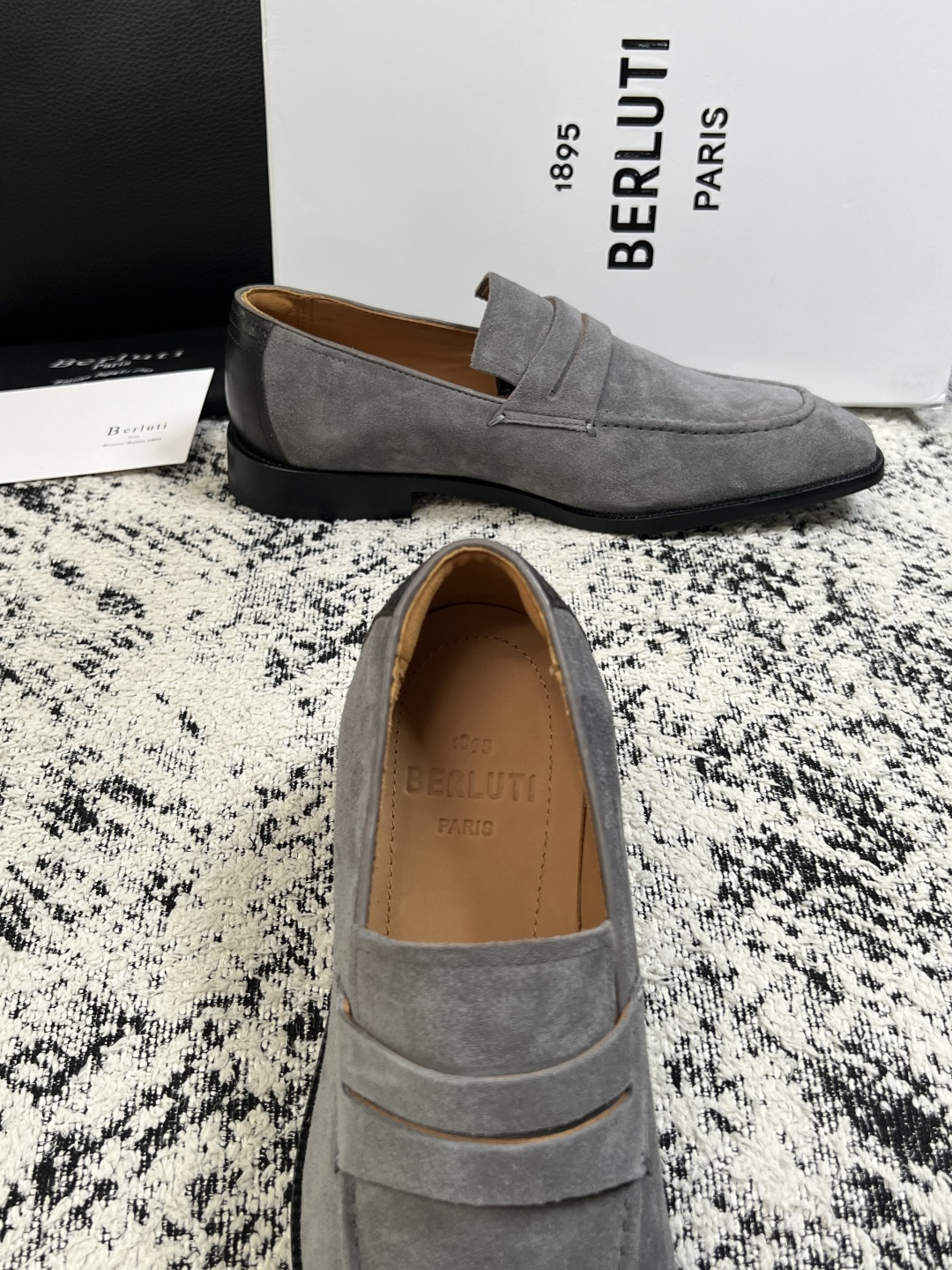 Berluti  高品质  顶级工艺品  布鲁提 专柜同步发售原厂配置，意大利进口牛皮面料，全进口水染牛皮里垫，鞋底：原