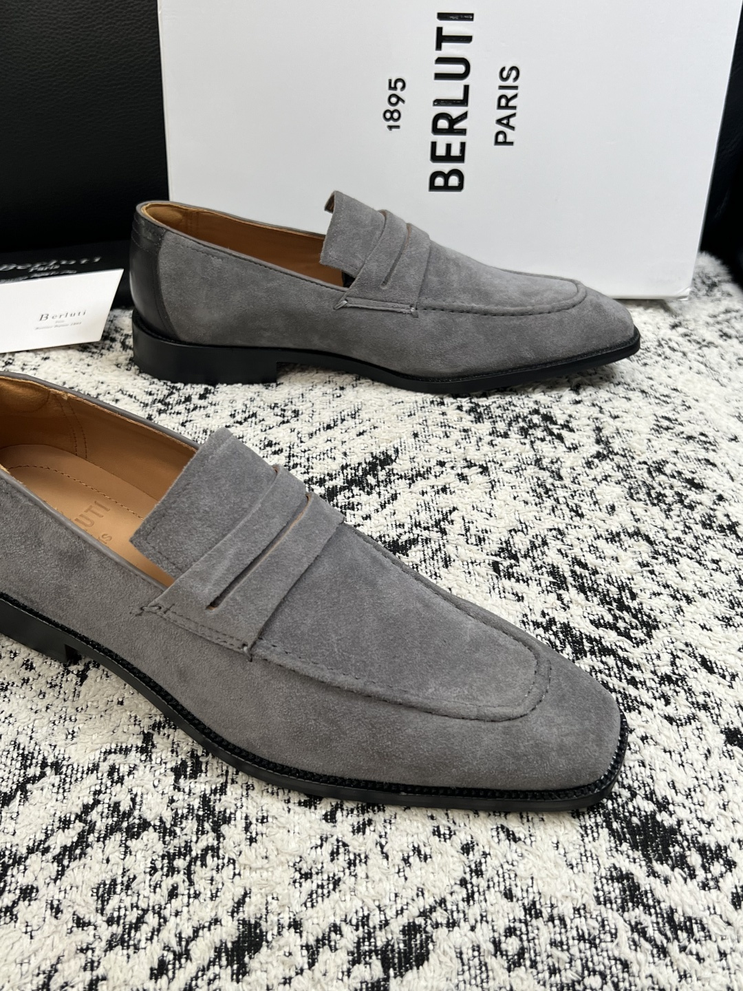 Berluti  高品质  顶级工艺品  布鲁提 专柜同步发售原厂配置，意大利进口牛皮面料，全进口水染牛皮里垫，鞋底：原