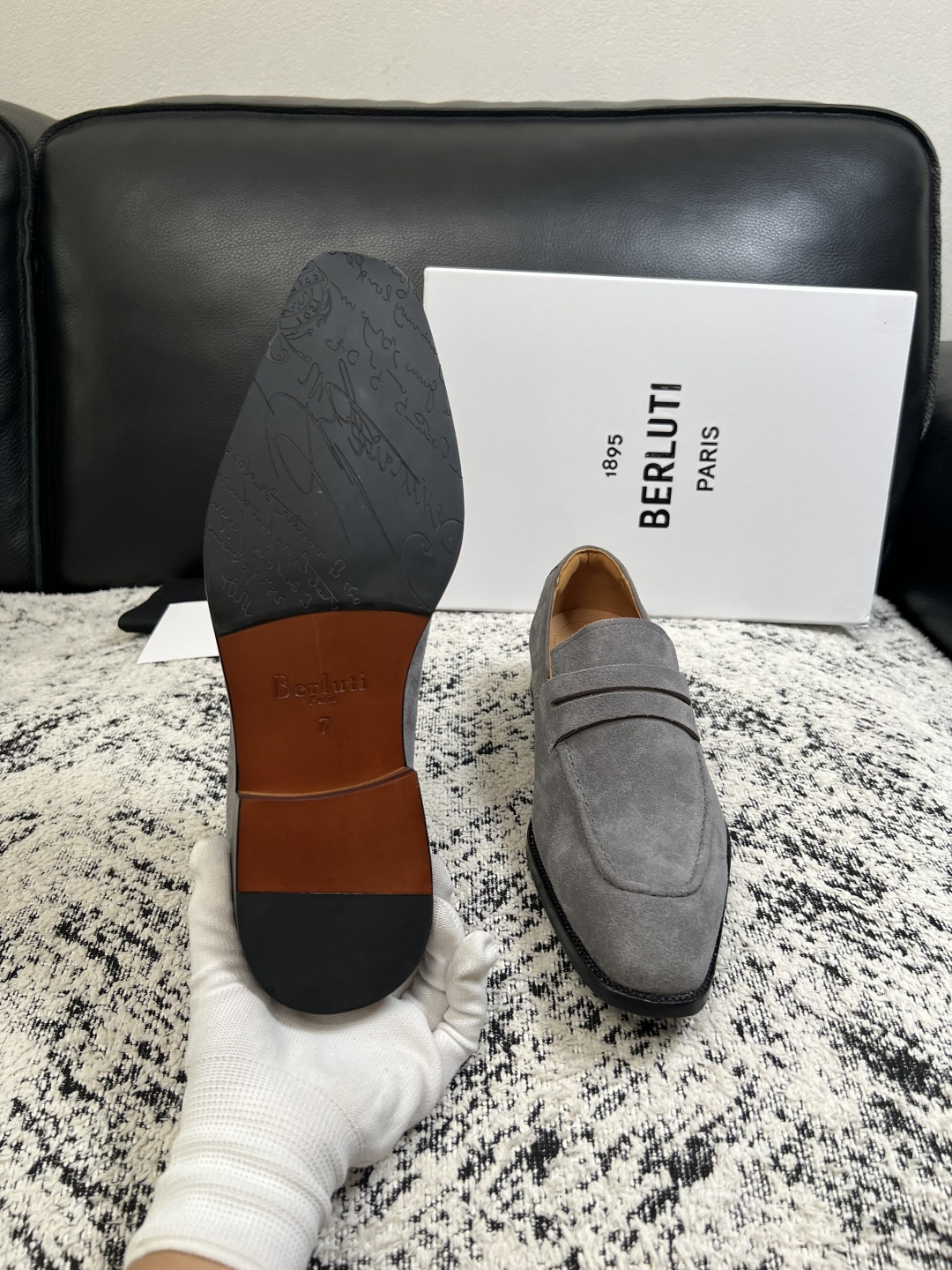 Berluti  高品质  顶级工艺品  布鲁提 专柜同步发售原厂配置，意大利进口牛皮面料，全进口水染牛皮里垫，鞋底：原