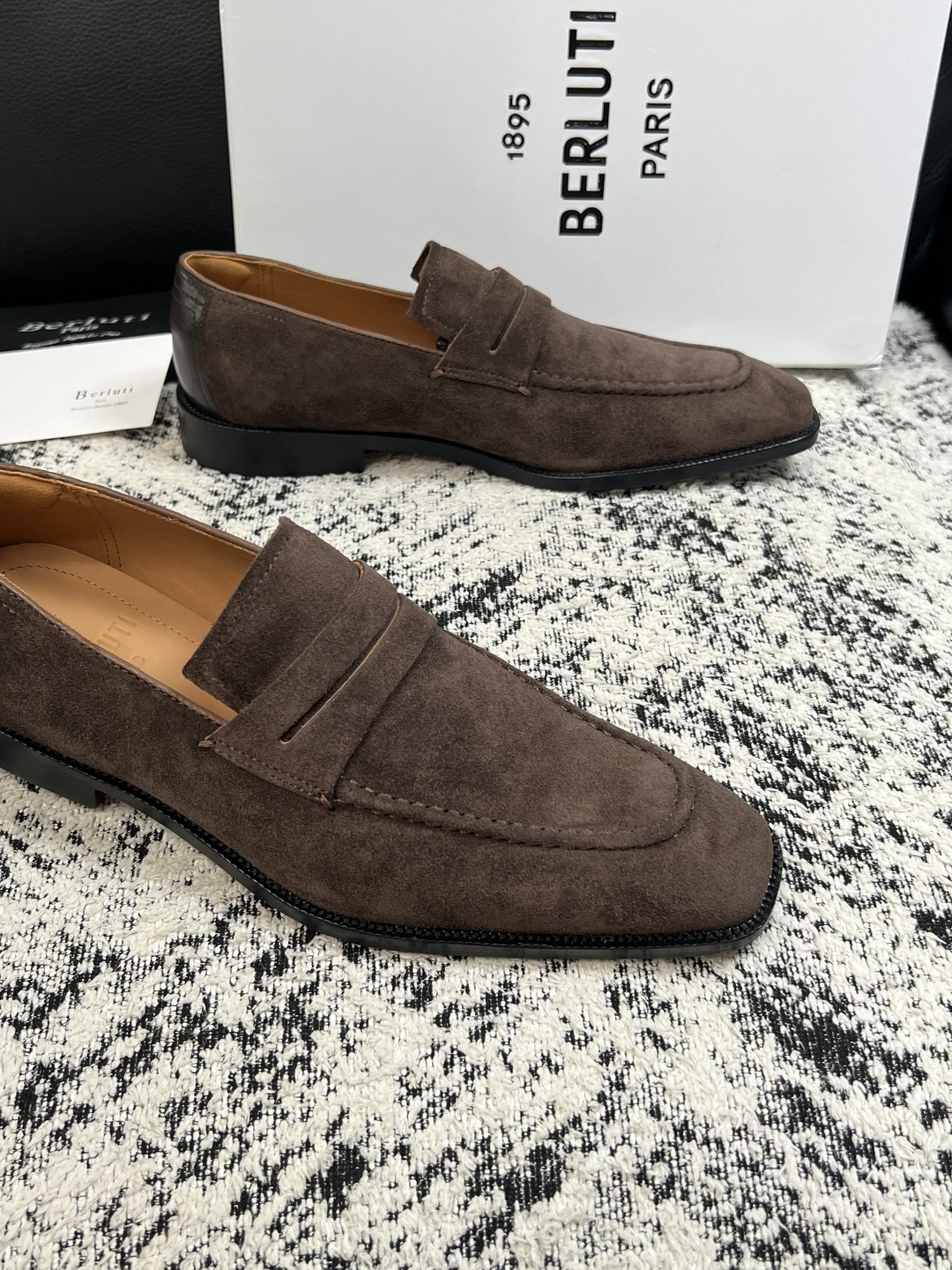 Berluti  高品质  顶级工艺品  布鲁提 专柜同步发售原厂配置，意大利进口牛皮面料，全进口水染牛皮里垫，鞋底：原