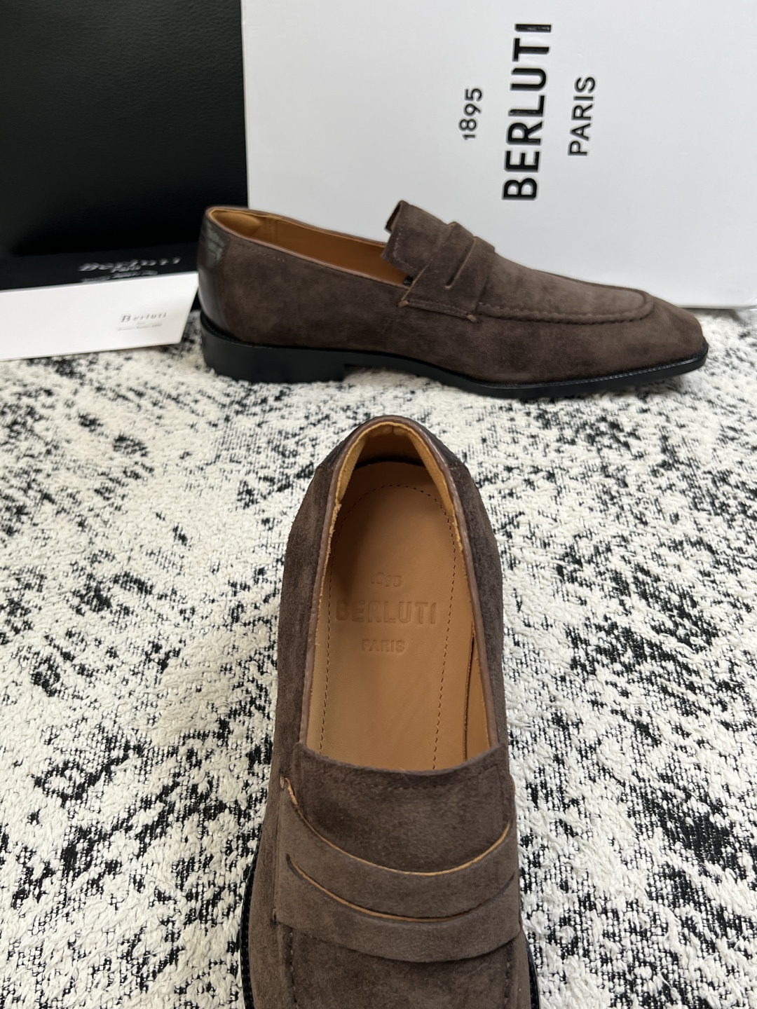 Berluti  高品质  顶级工艺品  布鲁提 专柜同步发售原厂配置，意大利进口牛皮面料，全进口水染牛皮里垫，鞋底：原