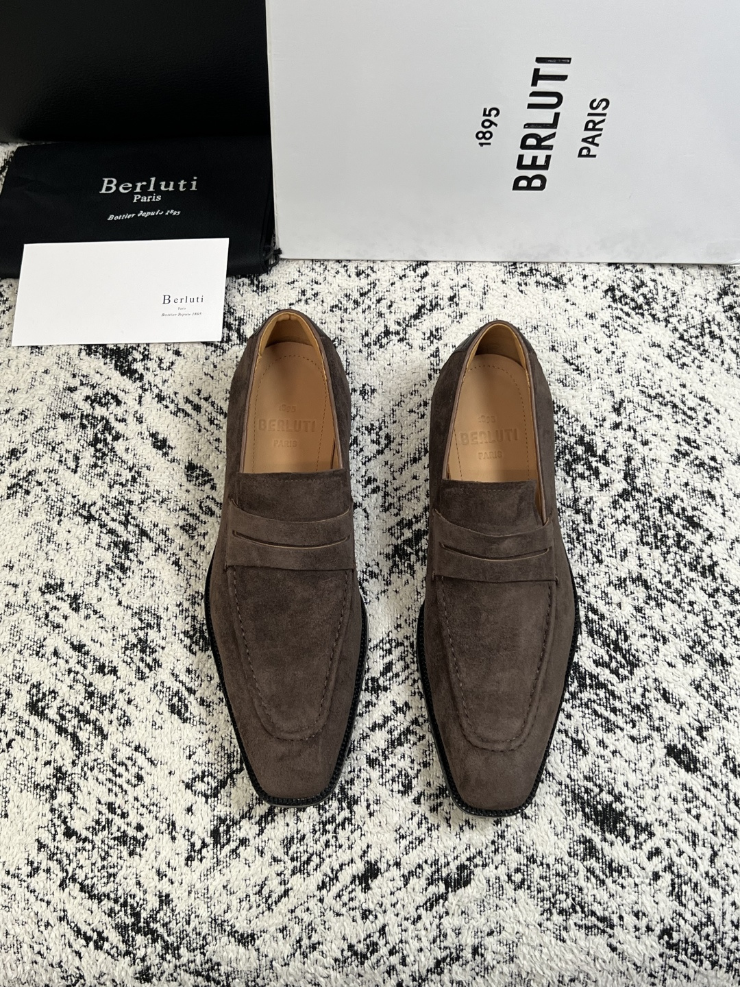 Berluti  高品质  顶级工艺品  布鲁提 专柜同步发售原厂配置，意大利进口牛皮面料，全进口水染牛皮里垫，鞋底：原