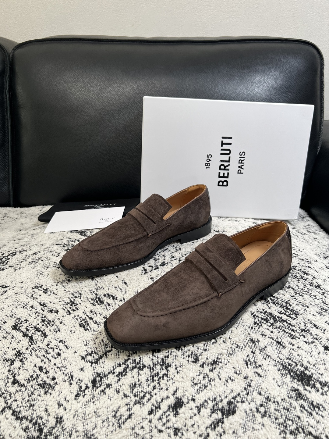Berluti  高品质  顶级工艺品  布鲁提 专柜同步发售原厂配置，意大利进口牛皮面料，全进口水染牛皮里垫，鞋底：原