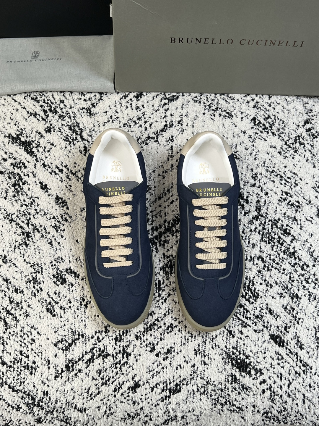 Brunello Cucinelli  高品质 顶级工艺品  BC  专柜同步原厂配置，意大利进口牛皮面料牛内里垫，高品