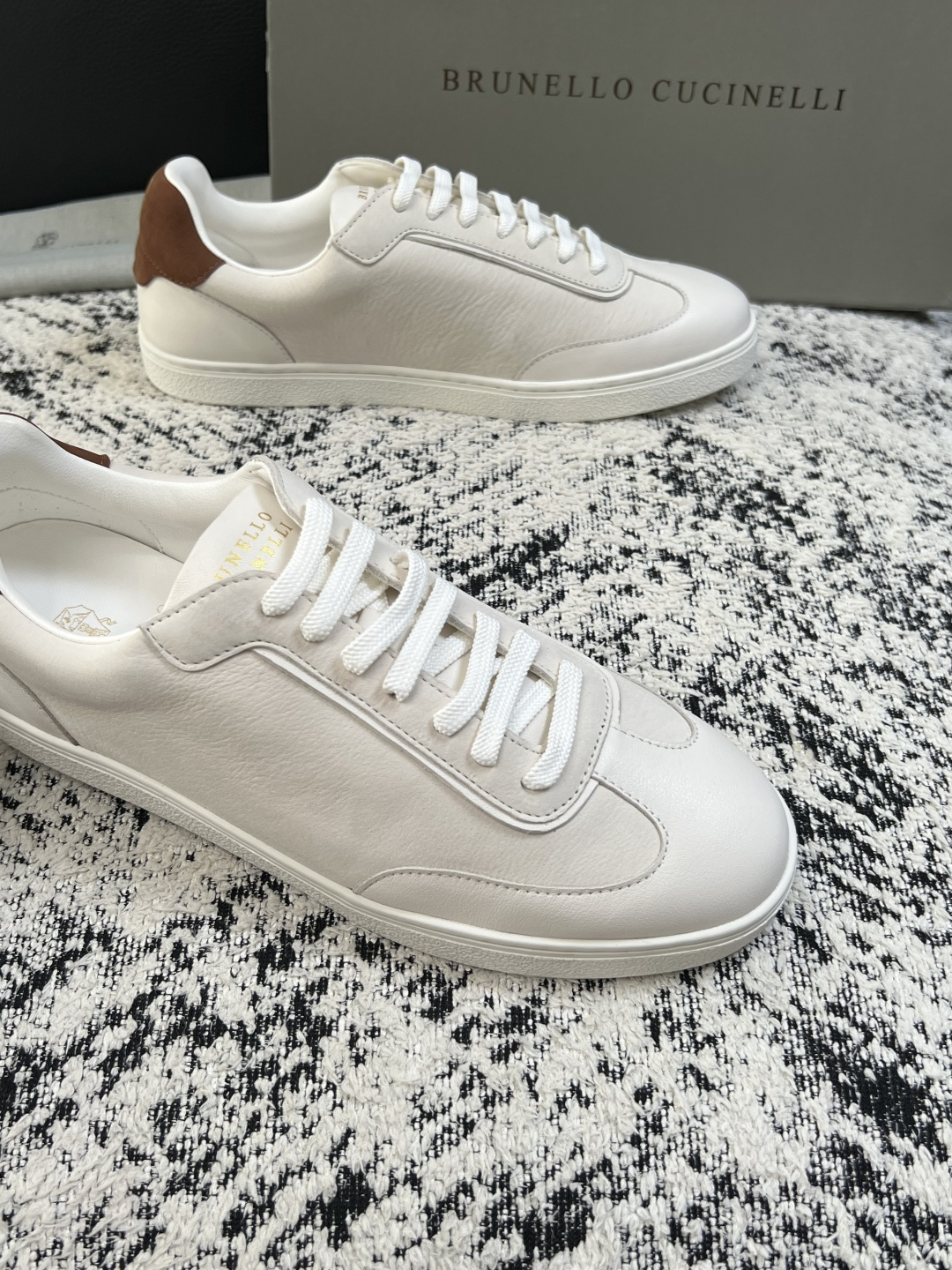 Brunello Cucinelli  高品质 顶级工艺品  BC  专柜同步原厂配置，意大利进口牛皮面料牛内里垫，高品