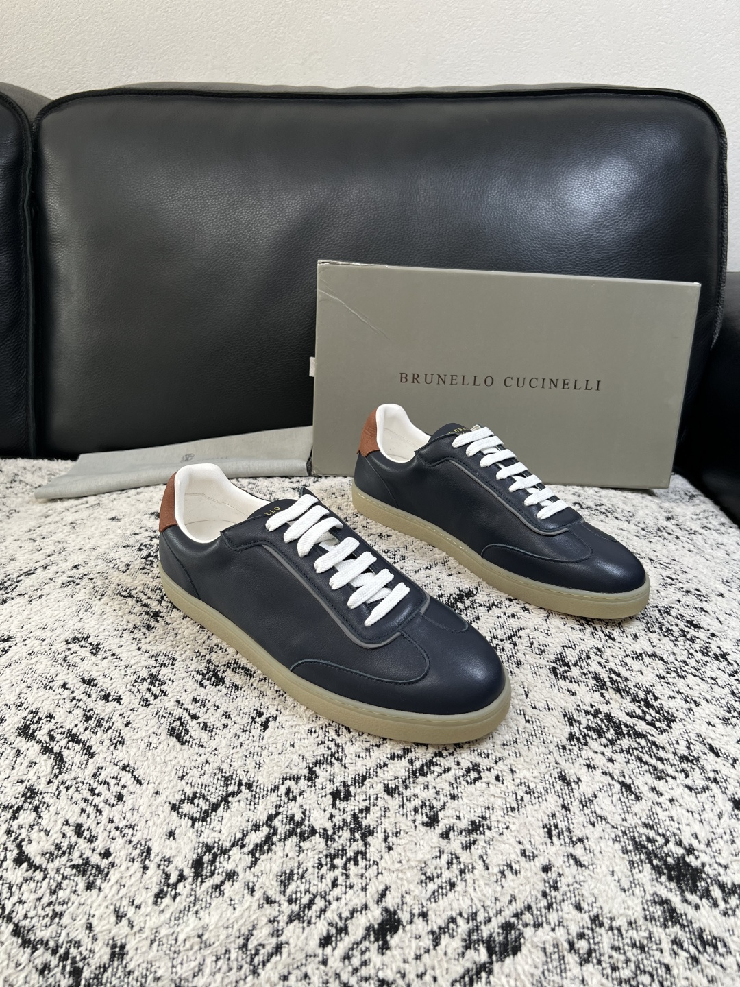Brunello Cucinelli  高品质 顶级工艺品  BC  专柜同步原厂配置，意大利进口牛皮面料牛内里垫，高品