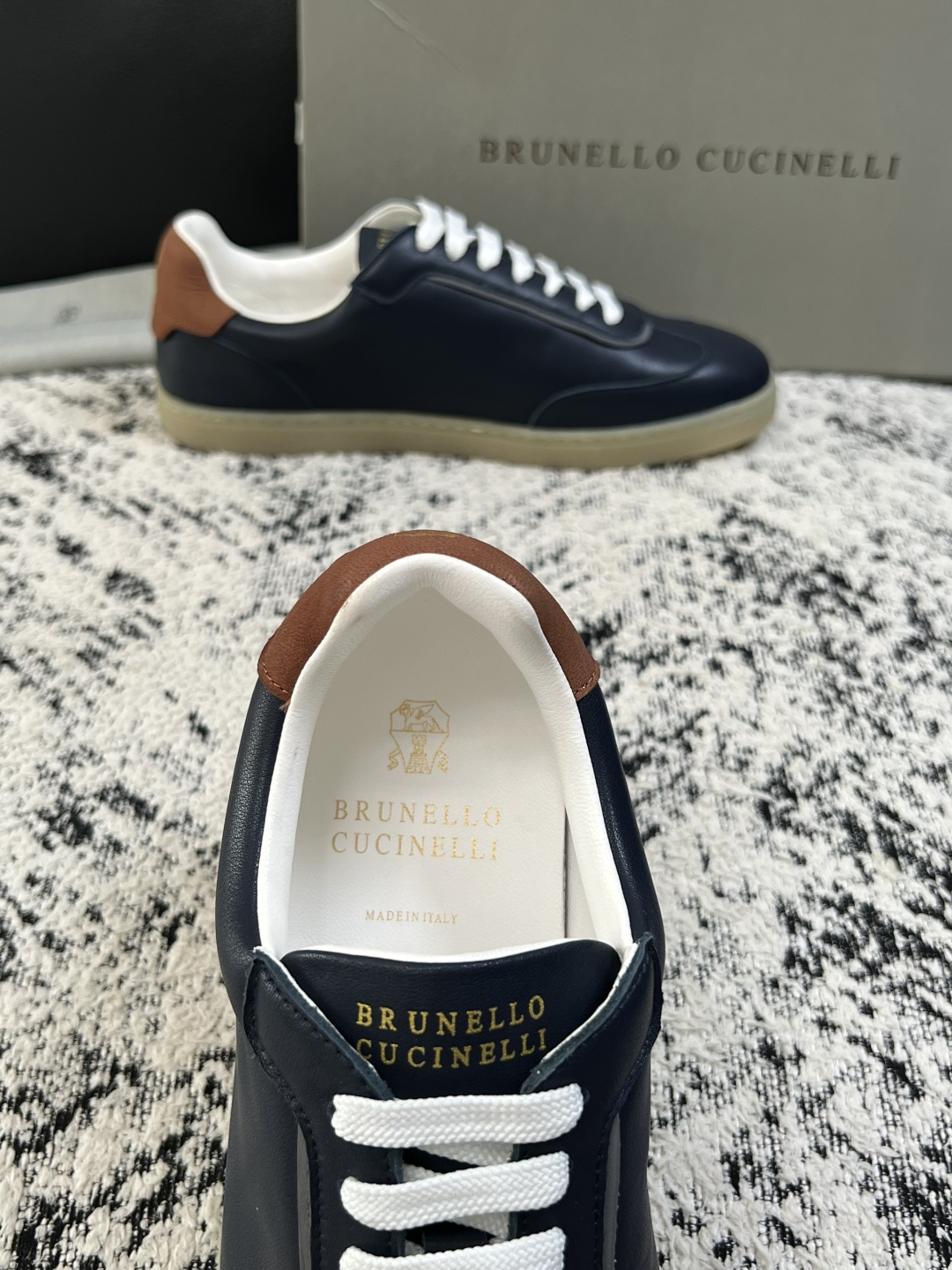 Brunello Cucinelli  高品质 顶级工艺品  BC  专柜同步原厂配置，意大利进口牛皮面料牛内里垫，高品