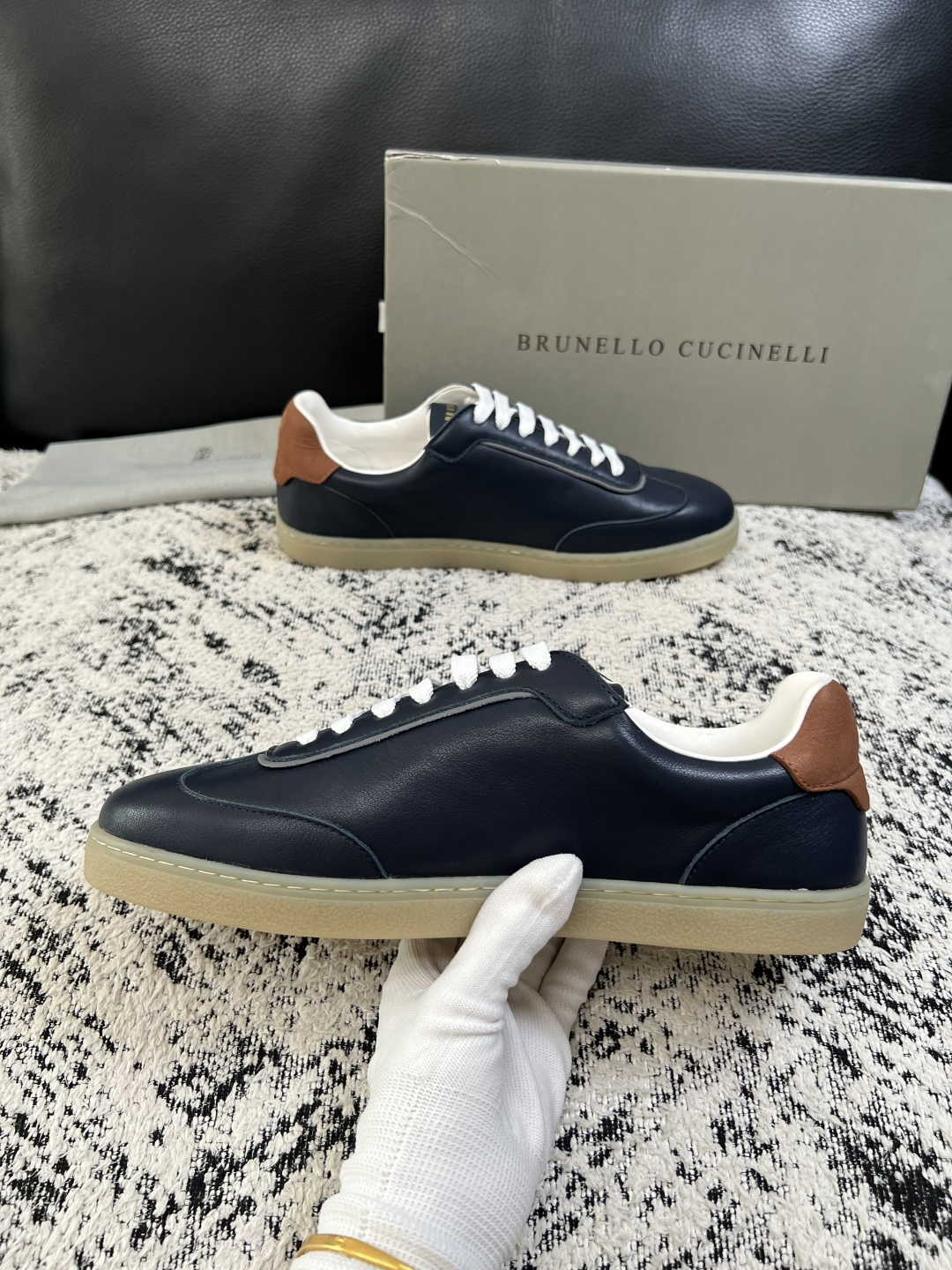 Brunello Cucinelli  高品质 顶级工艺品  BC  专柜同步原厂配置，意大利进口牛皮面料牛内里垫，高品