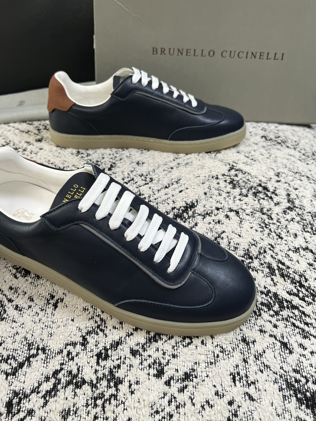 Brunello Cucinelli  高品质 顶级工艺品  BC  专柜同步原厂配置，意大利进口牛皮面料牛内里垫，高品