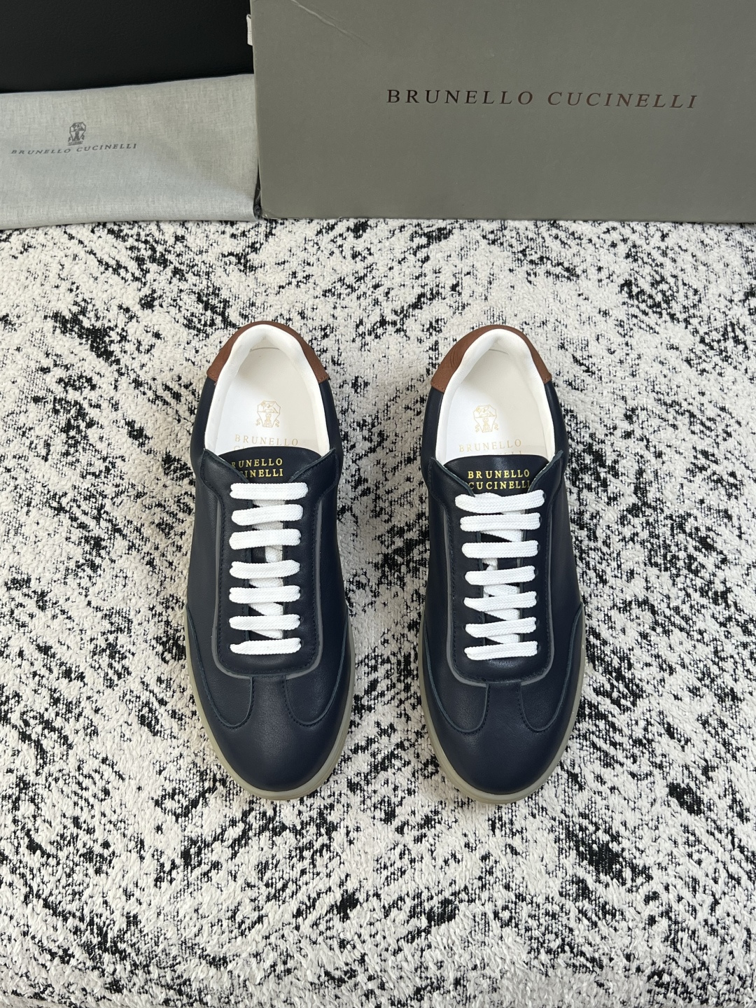 Brunello Cucinelli  高品质 顶级工艺品  BC  专柜同步原厂配置，意大利进口牛皮面料牛内里垫，高品