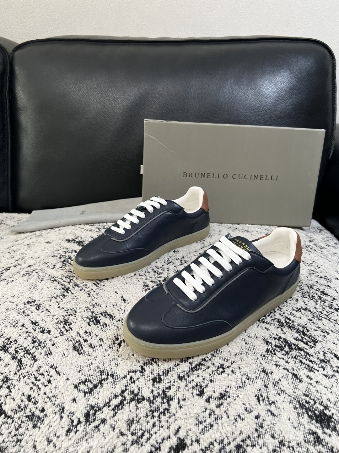 Brunello Cucinelli  高品质 顶级工艺品  BC  专柜同步原厂配置，意大利进口牛皮面料牛内里垫，高品