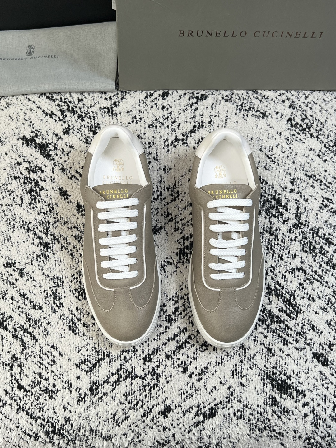 Brunello Cucinelli  高品质 顶级工艺品  BC  专柜同步原厂配置，意大利进口牛皮面料牛内里垫，高品