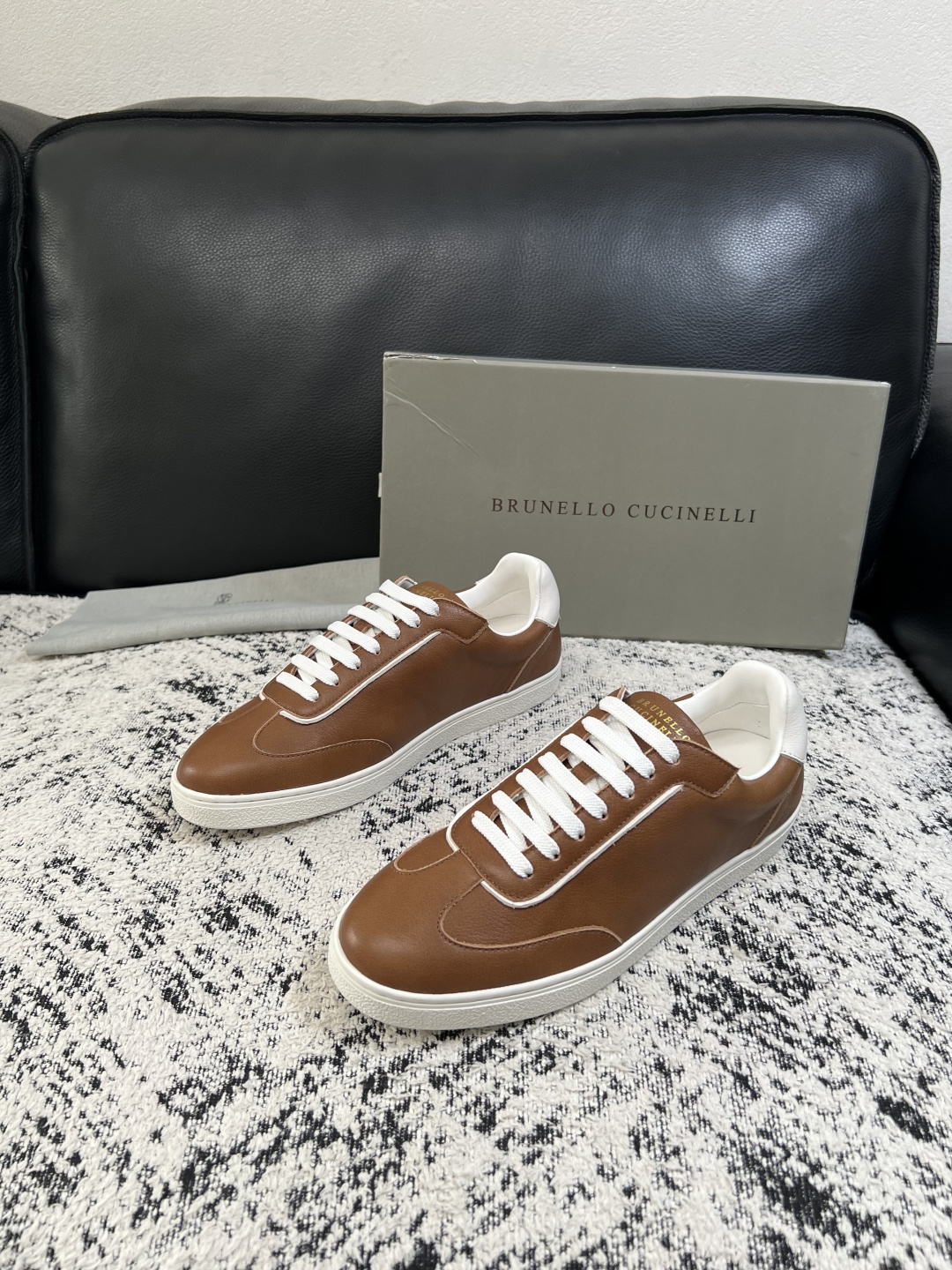 Brunello Cucinelli  高品质 顶级工艺品  BC  专柜同步原厂配置，意大利进口牛皮面料牛内里垫，高品