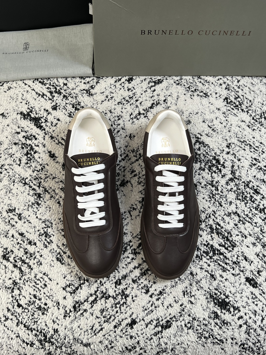 Brunello Cucinelli  高品质 顶级工艺品  BC  专柜同步原厂配置，意大利进口牛皮面料牛内里垫，高品