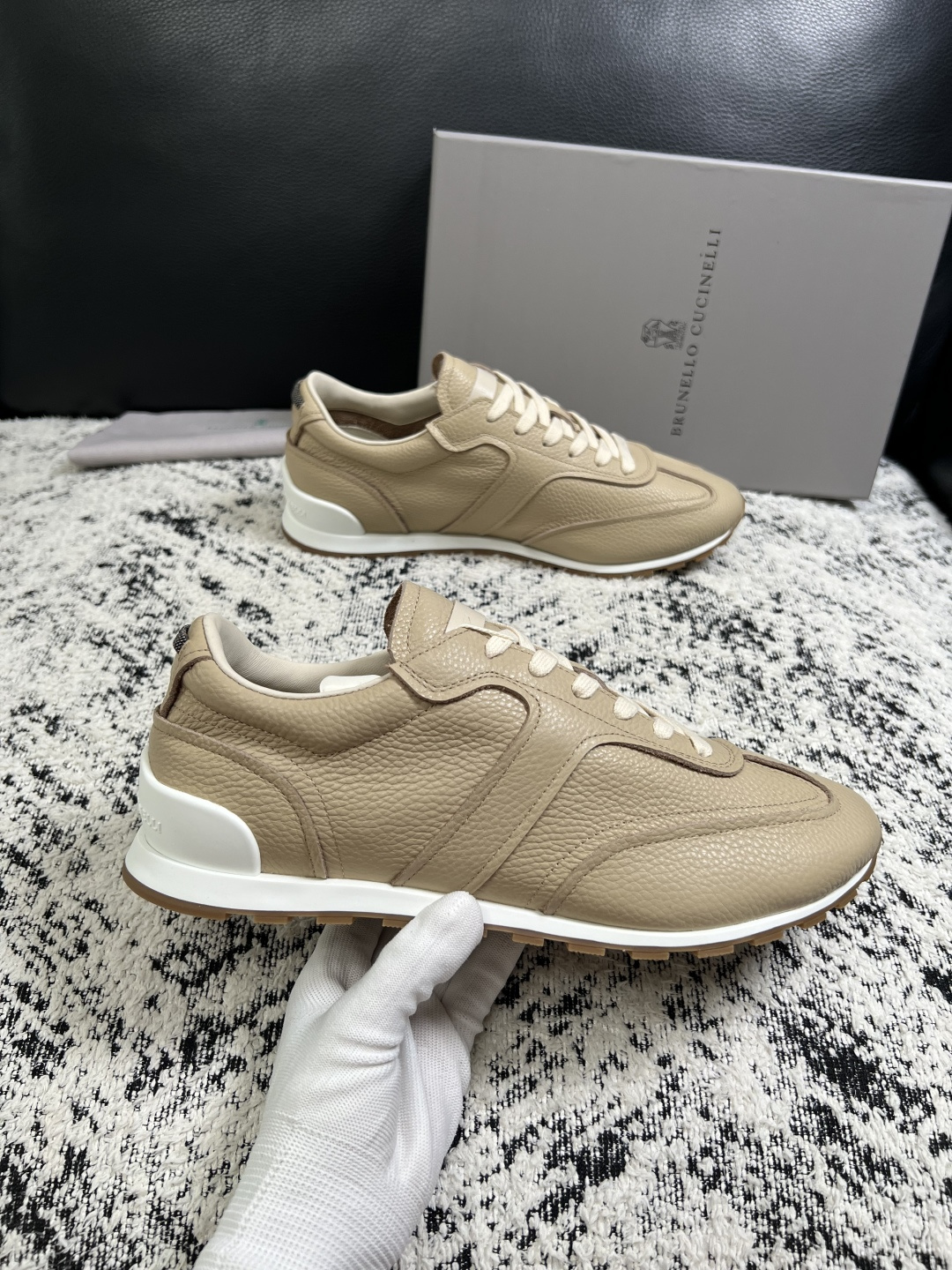 Brunello Cucinelli  高品质 顶级工艺品  BC  专柜同步原厂配置，意大利进口牛皮面料牛内里垫，高品