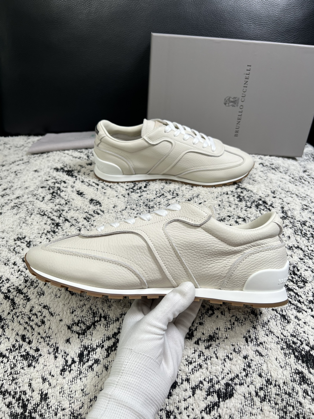Brunello Cucinelli  高品质 顶级工艺品  BC  专柜同步原厂配置，意大利进口牛皮面料牛内里垫，高品