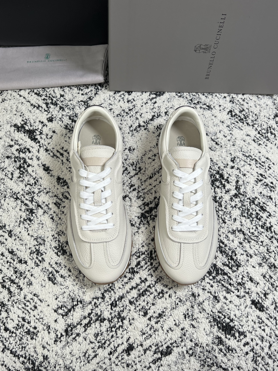Brunello Cucinelli  高品质 顶级工艺品  BC  专柜同步原厂配置，意大利进口牛皮面料牛内里垫，高品