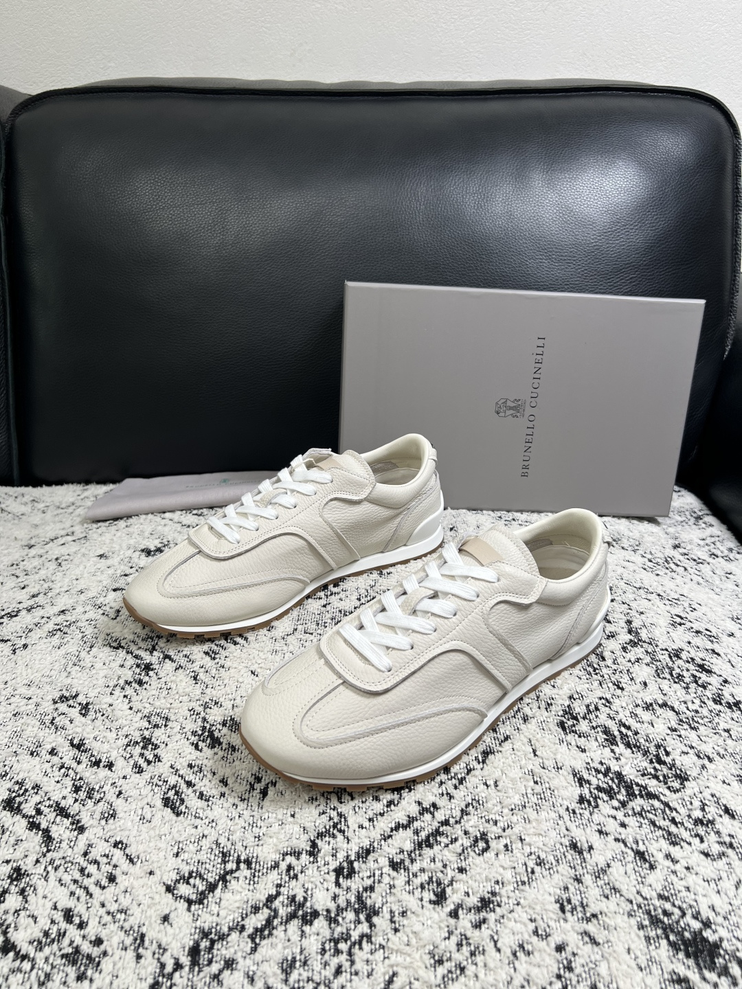 Brunello Cucinelli  高品质 顶级工艺品  BC  专柜同步原厂配置，意大利进口牛皮面料牛内里垫，高品