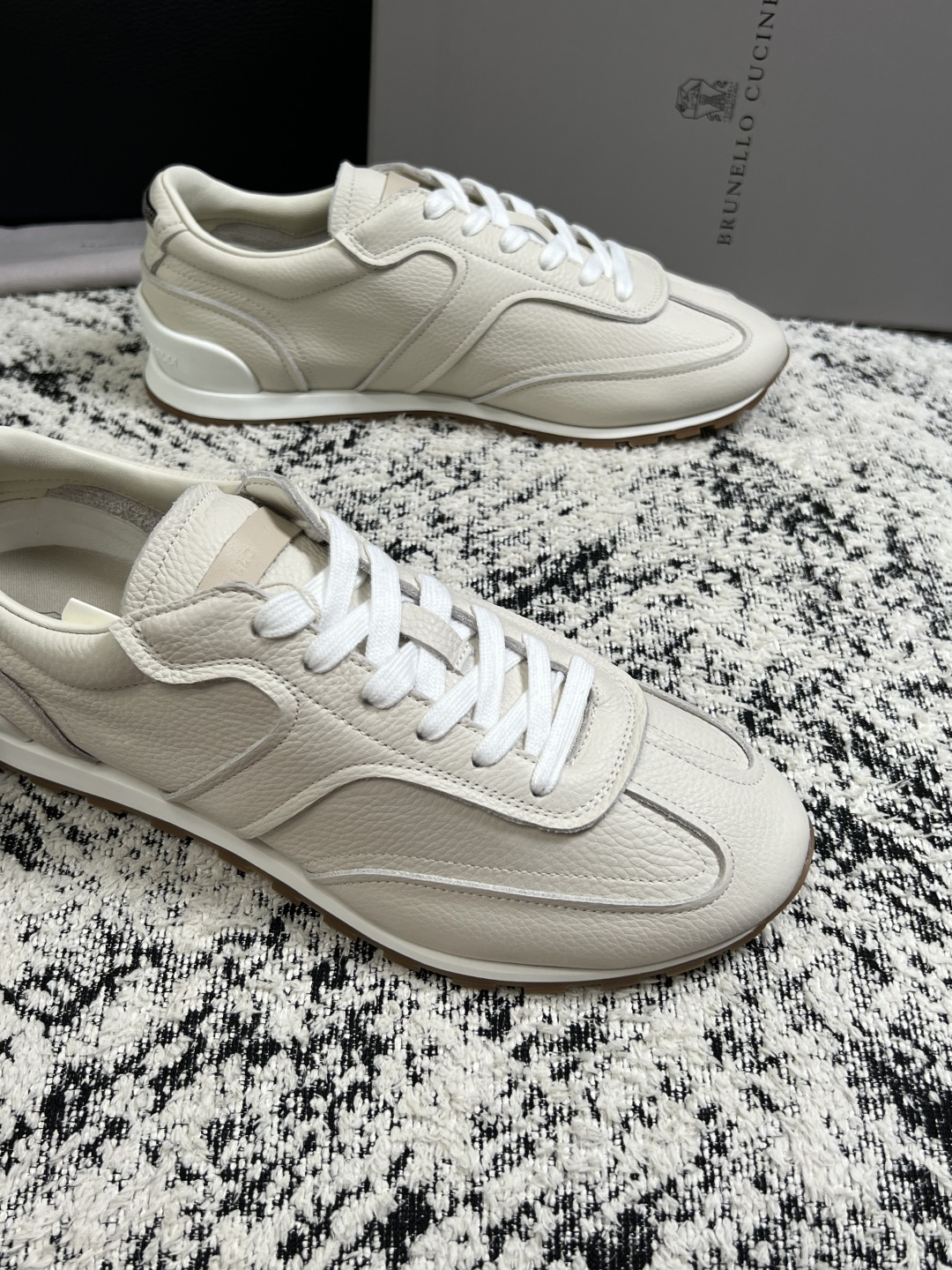 Brunello Cucinelli  高品质 顶级工艺品  BC  专柜同步原厂配置，意大利进口牛皮面料牛内里垫，高品