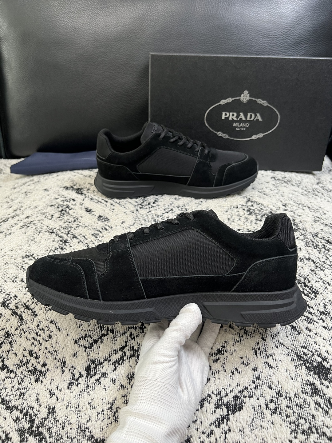 Prada  顶级工艺品，普拉达 专柜同步，原厂配置意大利进口牛皮拼布面料，进口牛皮内里垫，透气舒适，鞋底：原厂特供原版
