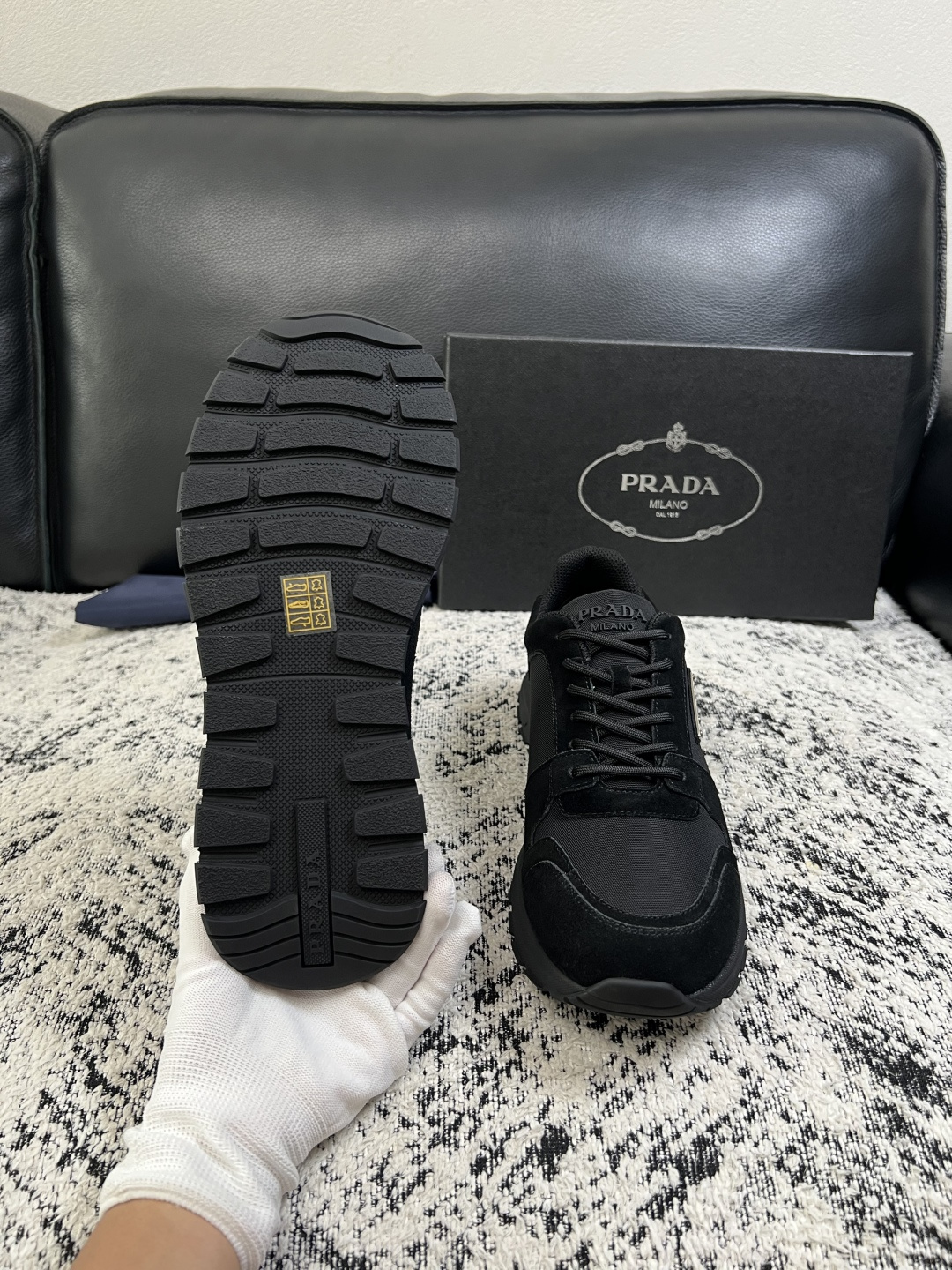 Prada  顶级工艺品，普拉达 专柜同步，原厂配置意大利进口牛皮拼布面料，进口牛皮内里垫，透气舒适，鞋底：原厂特供原版