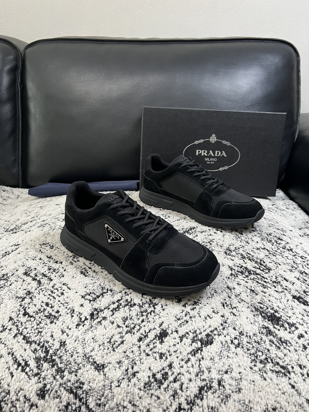 Prada  顶级工艺品，普拉达 专柜同步，原厂配置意大利进口牛皮拼布面料，进口牛皮内里垫，透气舒适，鞋底：原厂特供原版