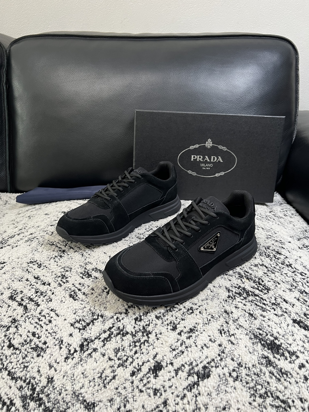 Prada  顶级工艺品，普拉达 专柜同步，原厂配置意大利进口牛皮拼布面料，进口牛皮内里垫，透气舒适，鞋底：原厂特供原版