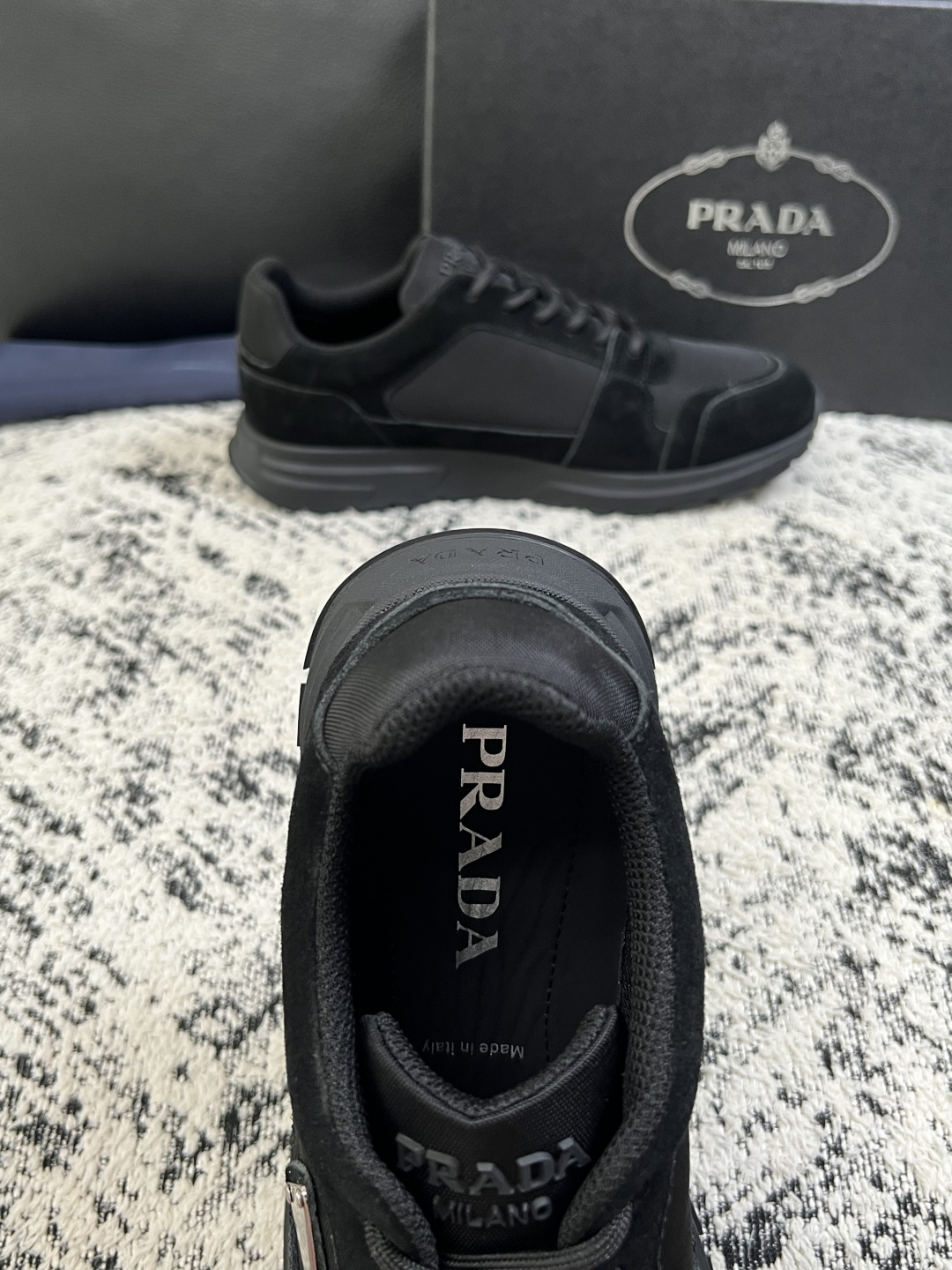 Prada  顶级工艺品，普拉达 专柜同步，原厂配置意大利进口牛皮拼布面料，进口牛皮内里垫，透气舒适，鞋底：原厂特供原版