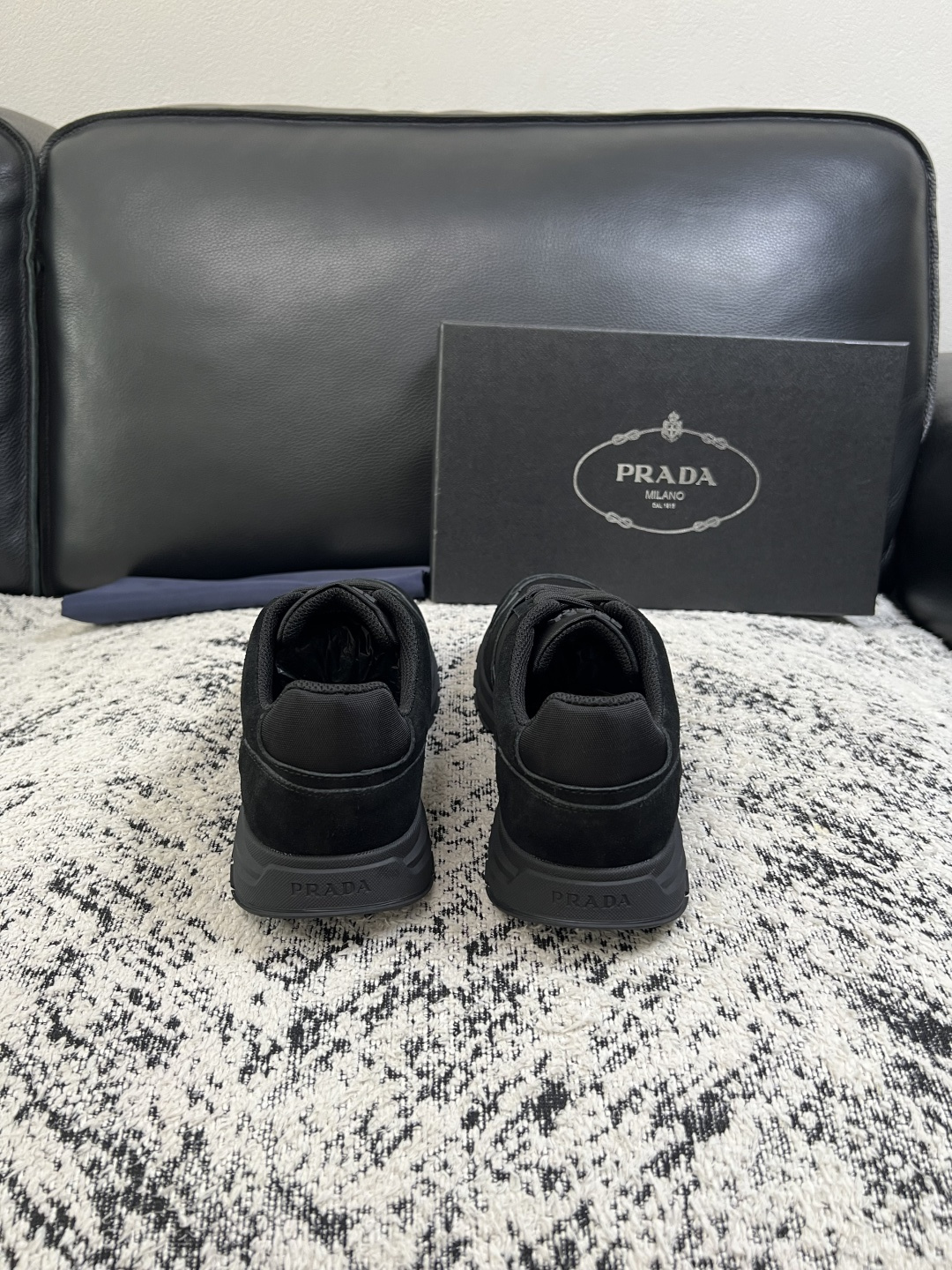 Prada  顶级工艺品，普拉达 专柜同步，原厂配置意大利进口牛皮拼布面料，进口牛皮内里垫，透气舒适，鞋底：原厂特供原版
